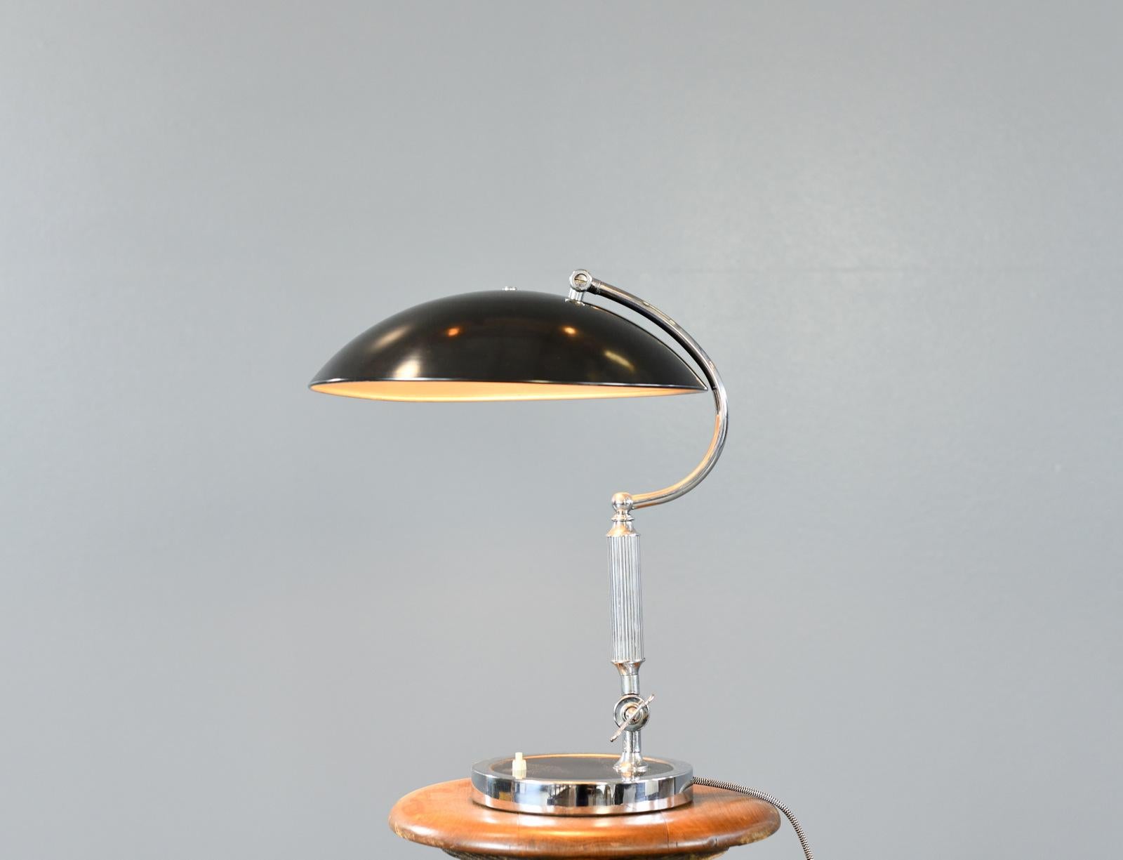 Table Lamp by Joseph Brumberg Circa 1930s

- Curved nickel arm

- Fully articulated

- On/Off switch on the base

- Takes 1x E27 fitting bulb

- Made by Joseph Brumberg, Sundern

- German ~ 1930s

- 37cm wide x 36cm deep x 49cm tall

Condition