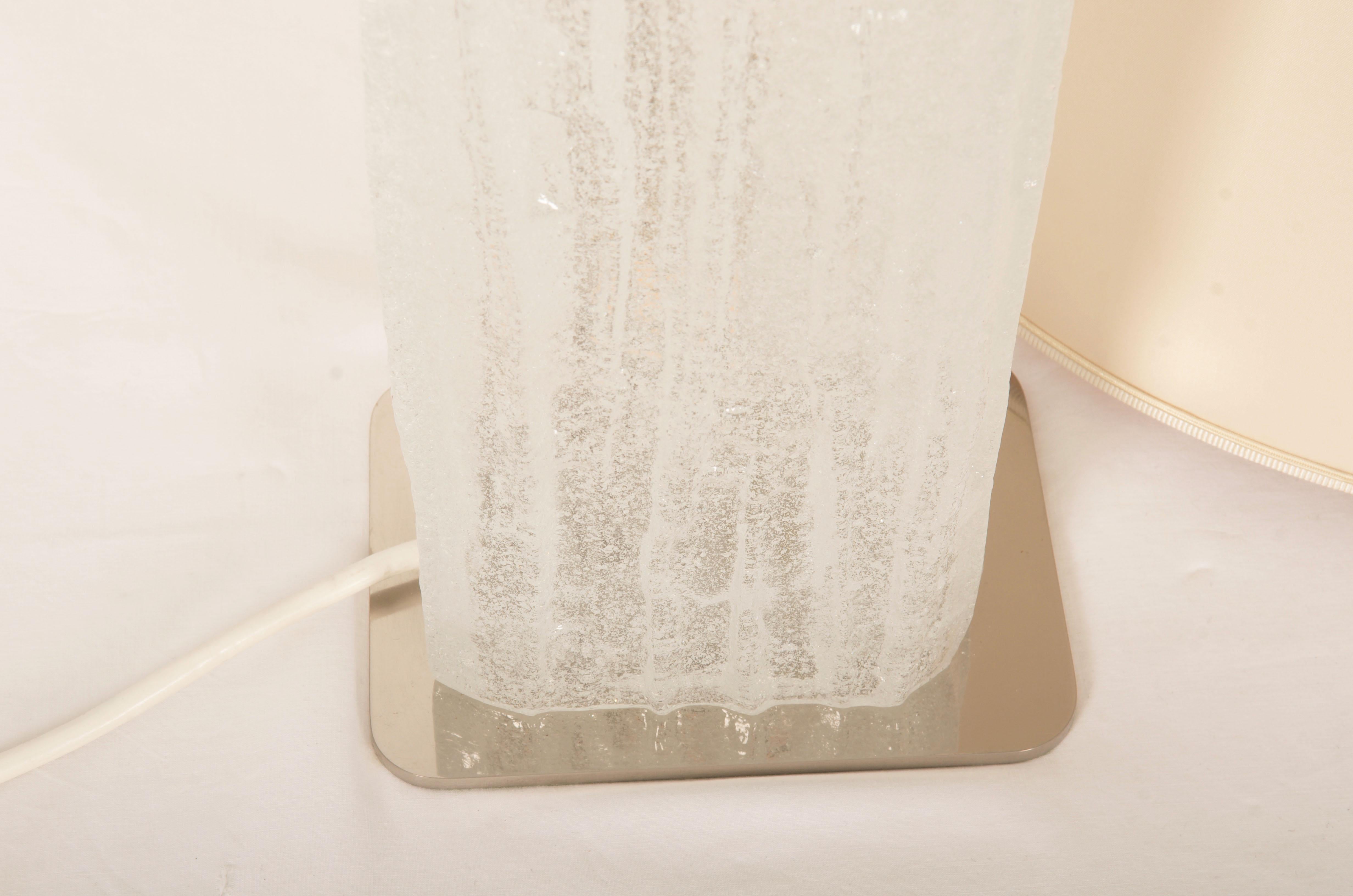 Lampe de table de Kalmar Frankenberg avec un Stand illuminé en verre de glace en vente 3