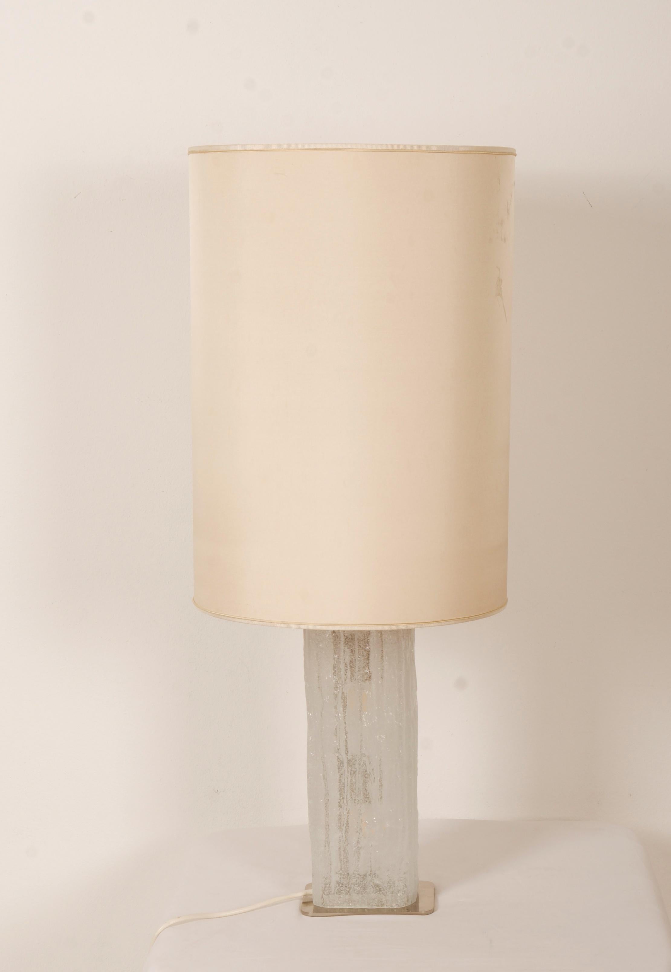 Cadre en laiton nickelé équipé de deux douilles E27 + E14 (sur pied) jusqu'à 60 watts ou LED.
Possibilité d'une autre couleur sur demande. Il y a 2 pièces disponibles, prix par lampe. 
Excellent état d'origine. Les abat-jour des lampes ont été