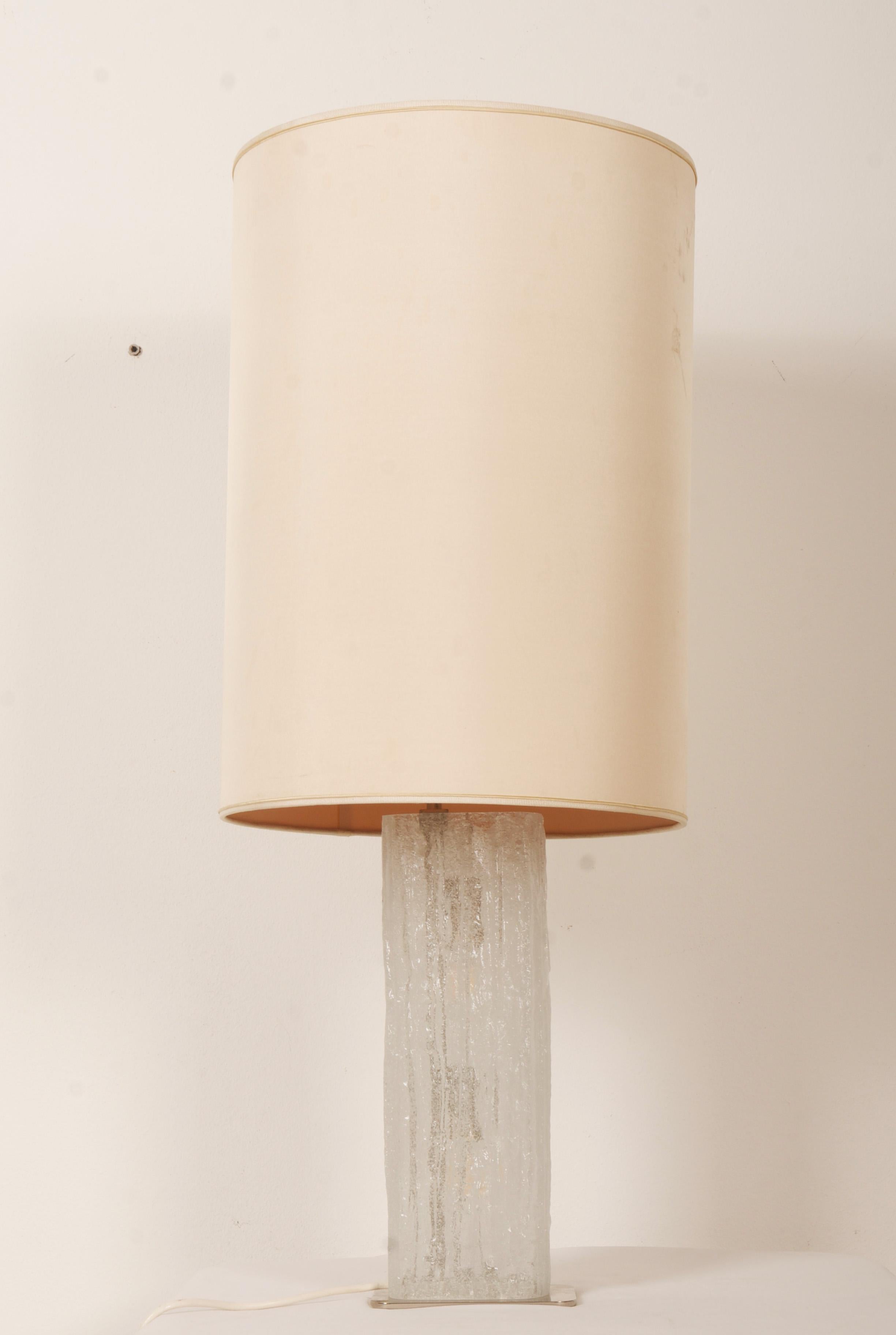 Mid-Century Modern Lampe de table de Kalmar Frankenberg avec un Stand illuminé en verre de glace en vente