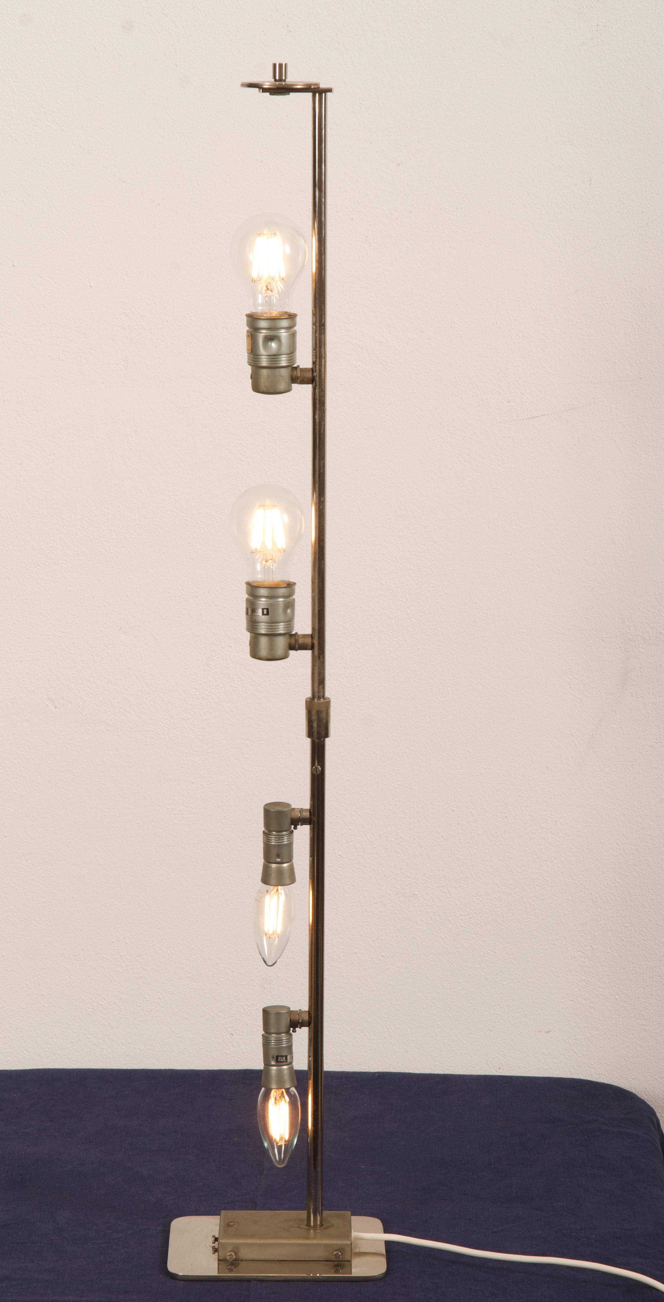 Autrichien Lampe de table de Kalmar Frankenberg avec un Stand illuminé en verre de glace en vente