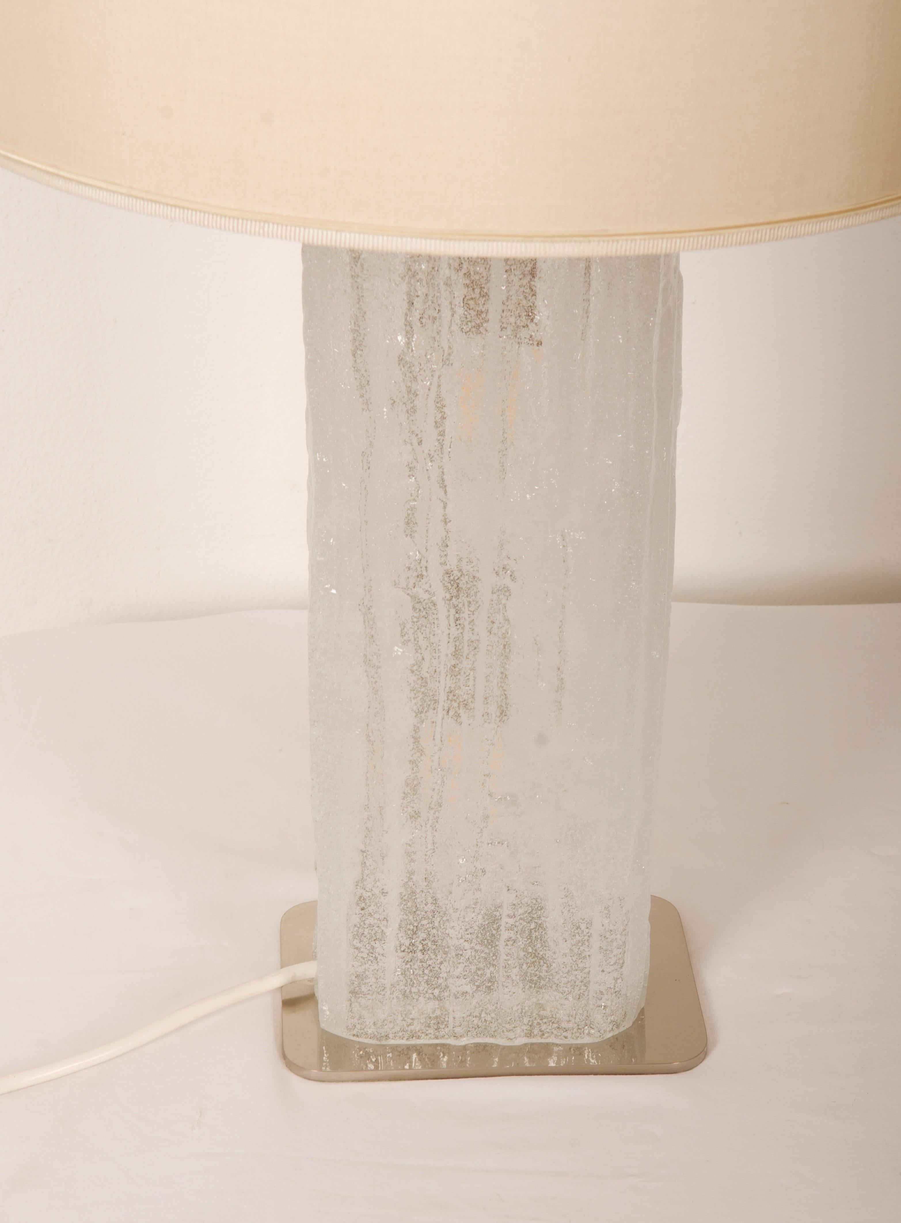 Autrichien Lampe de table de Kalmar Frankenberg avec un Stand illuminé en verre de glace en vente