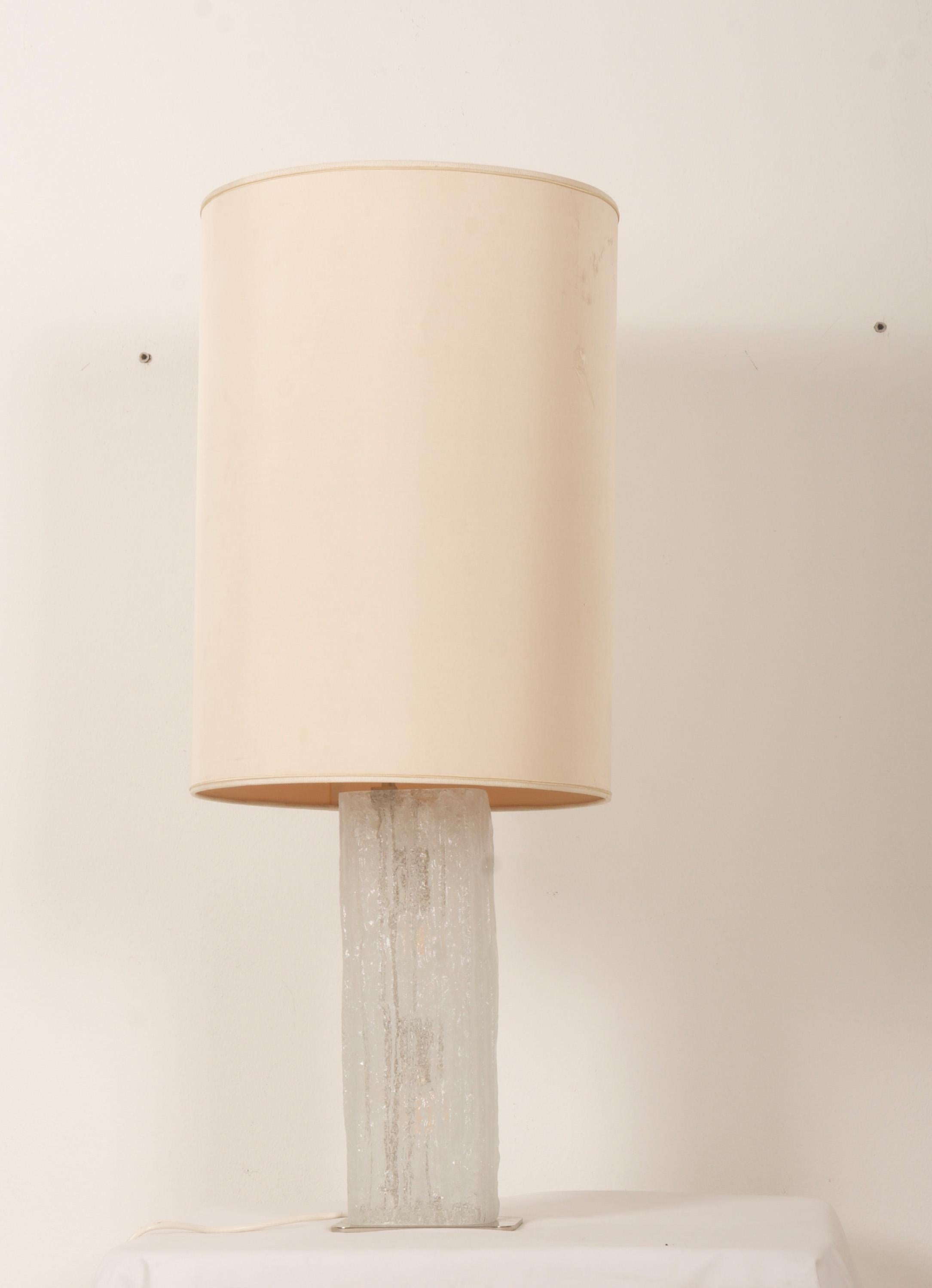 Fin du 20e siècle Lampe de table de Kalmar Frankenberg avec un Stand illuminé en verre de glace en vente