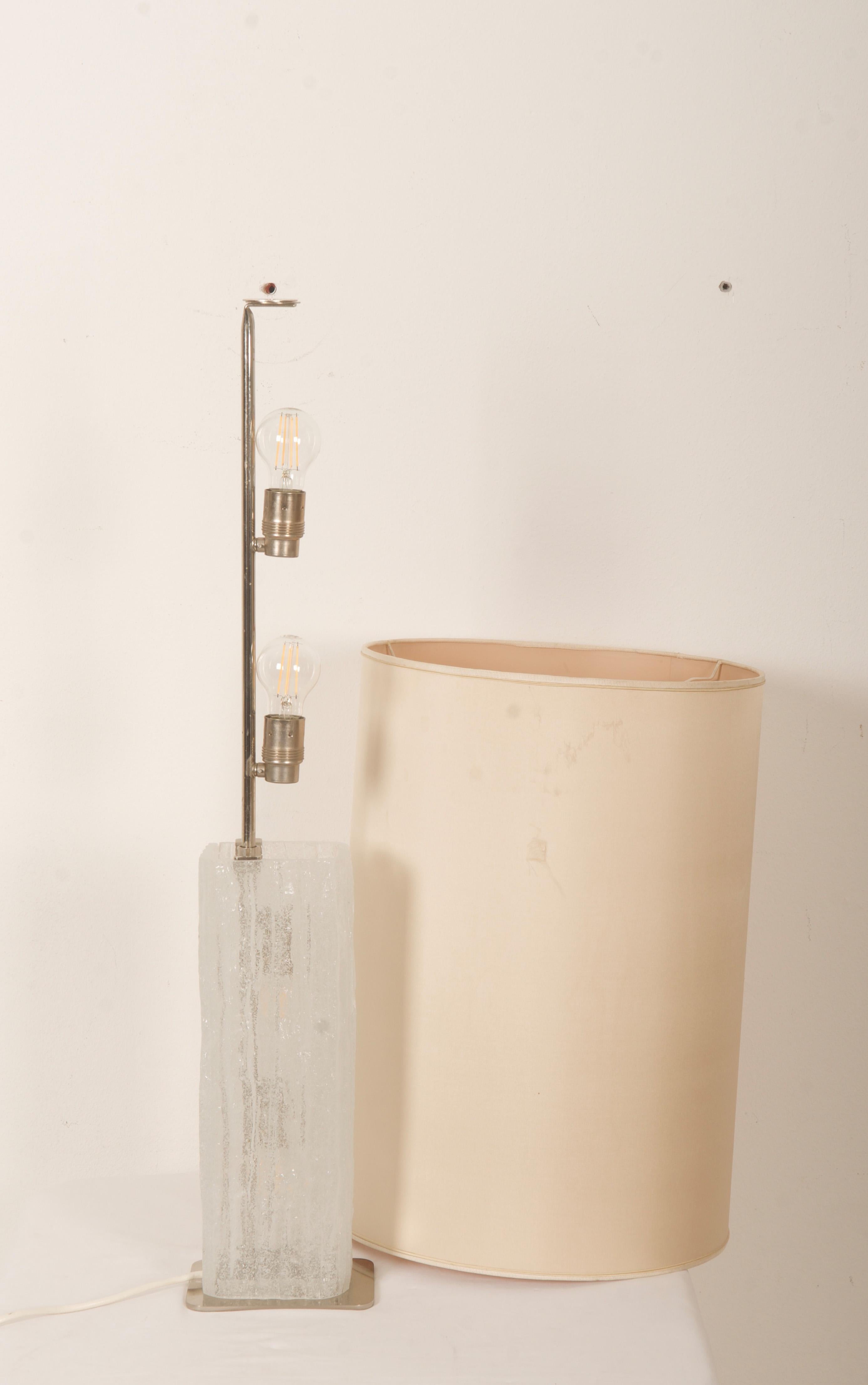 Laiton Lampe de table de Kalmar Frankenberg avec un Stand illuminé en verre de glace en vente