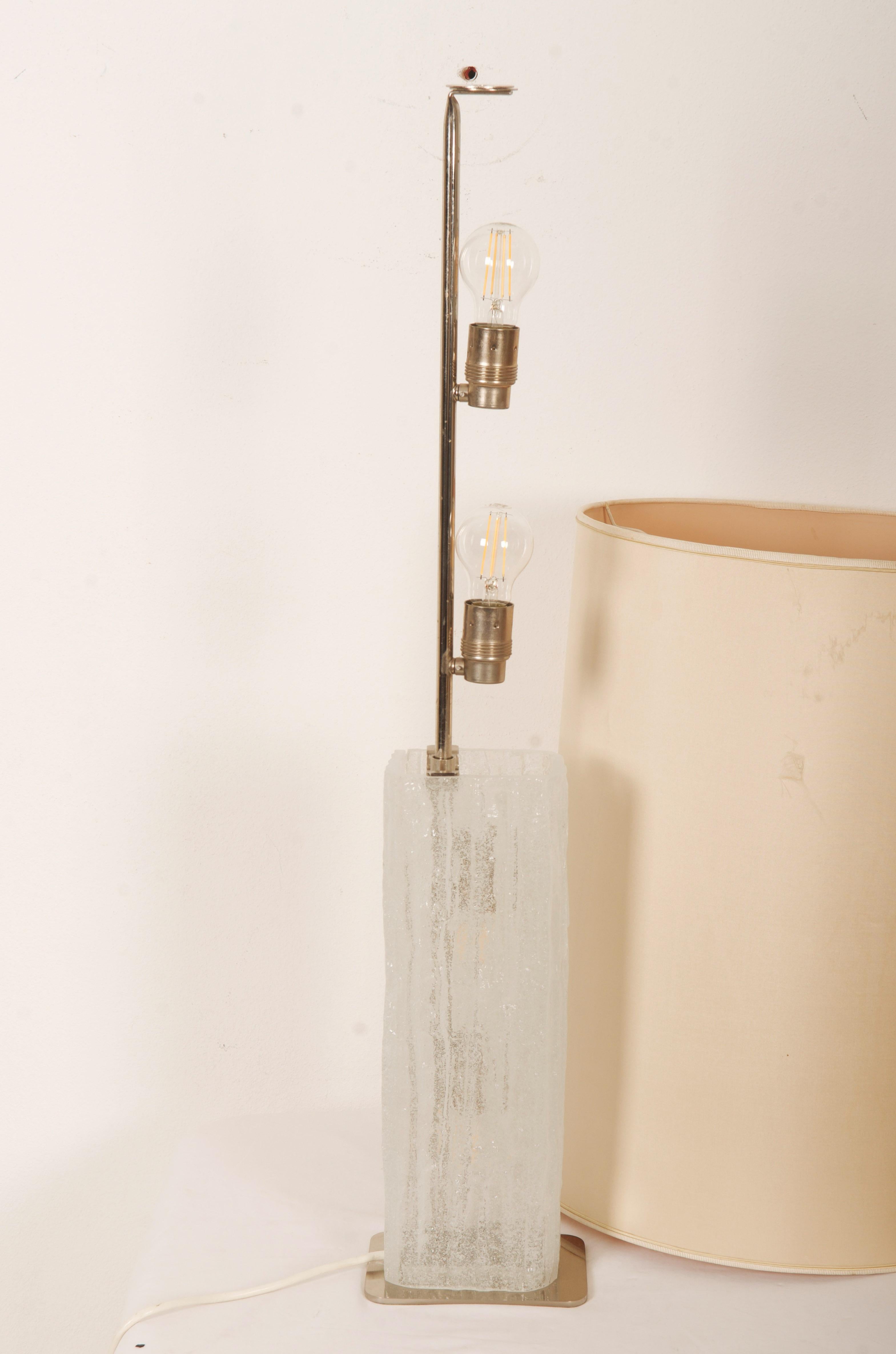 Lampe de table de Kalmar Frankenberg avec un Stand illuminé en verre de glace en vente 1