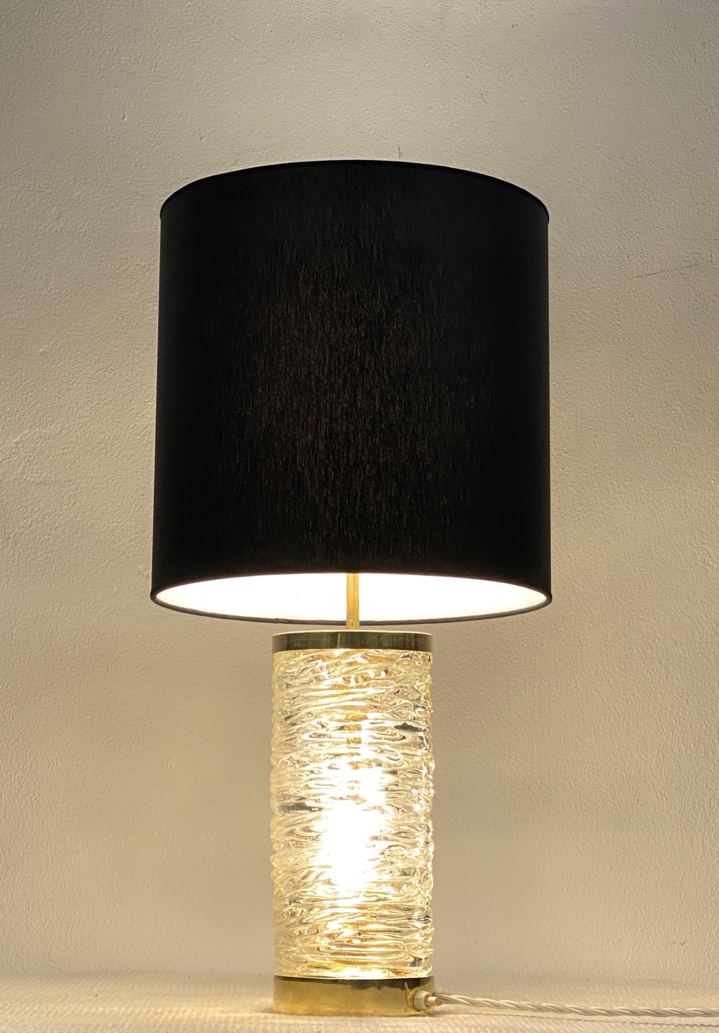 Lámpara de sobremesa de Kalmar Vienna con pie de cristal de hielo iluminado Moderno de mediados de siglo en venta