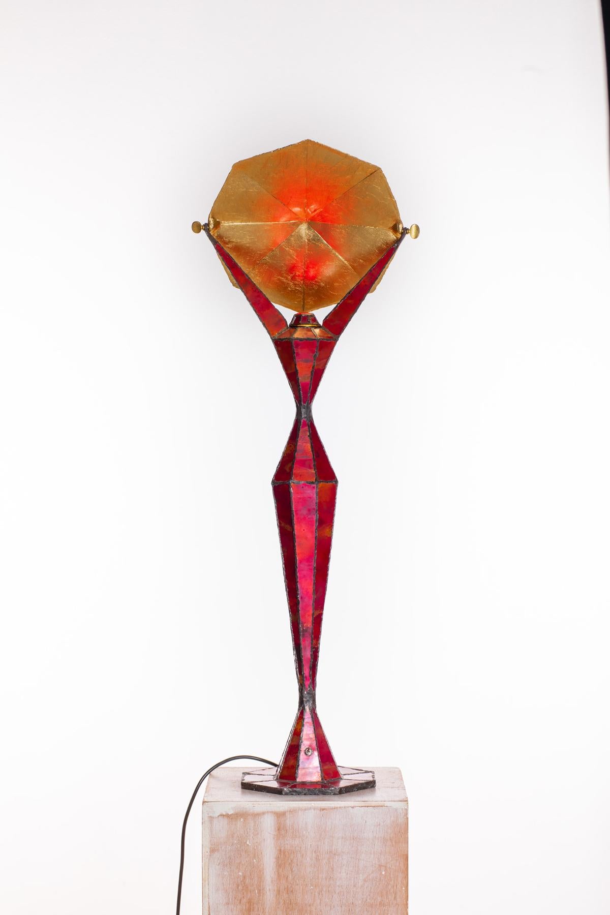 Lampe de table de L'Artiste Fantôme, Paris, en cuivre rouge, réflecteur en cuivre doublé, dorure intérieure.

Orientable, pour une lumière réfléchie directionnelle.

Mesures : Hauteur 95cm, diamètre 30cm.