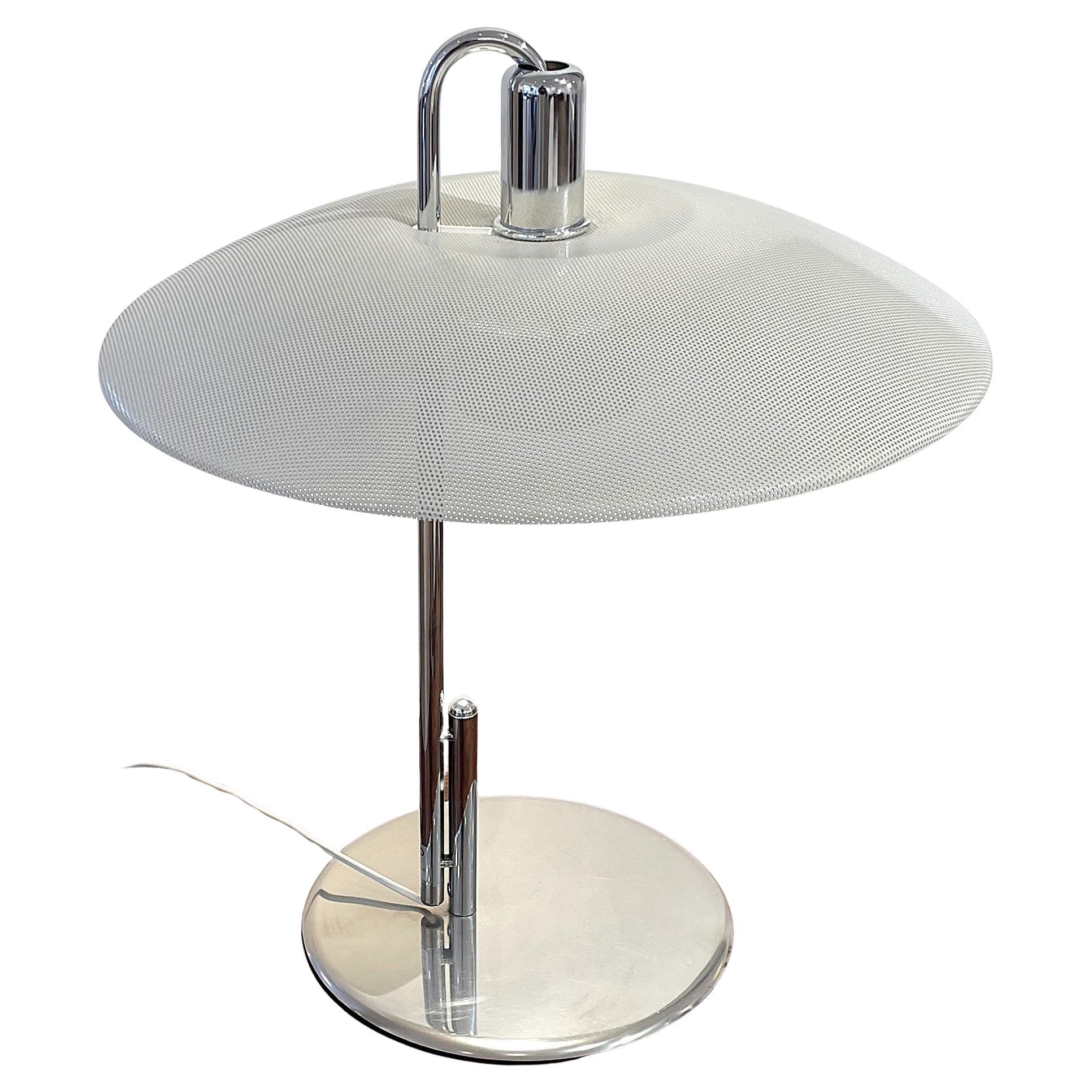 Creada por los diseñadores suecos Lindau & Lindekrantz para Zero en los años 70, esta lámpara tiene una línea muy gráfica que se ve realzada por su gran pantalla de metal lacado y perforado. Perfecto estado, incluida la tapa de la bombilla que