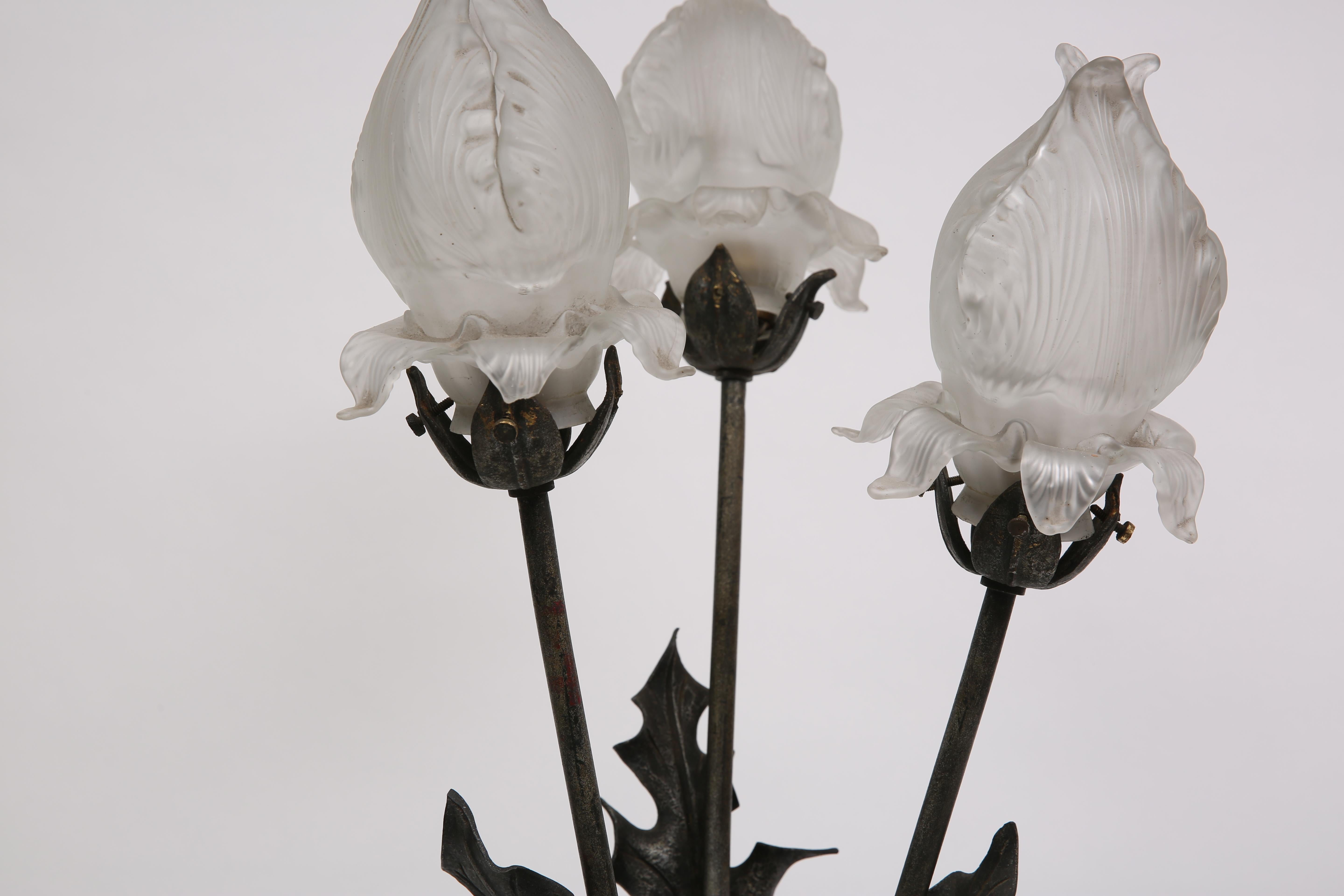 Lampe de table Art Nouveau, bronze martelé, patine verte avec abat-jour en verre givré, par Louis Majorelle (1859-1926). Signé Majorelle France.

Livre L'ARGUS Des Ventes Aux Enchères VALENTINE' S, 20e siècle (1880-2000), Page 420.

France, CIRCA