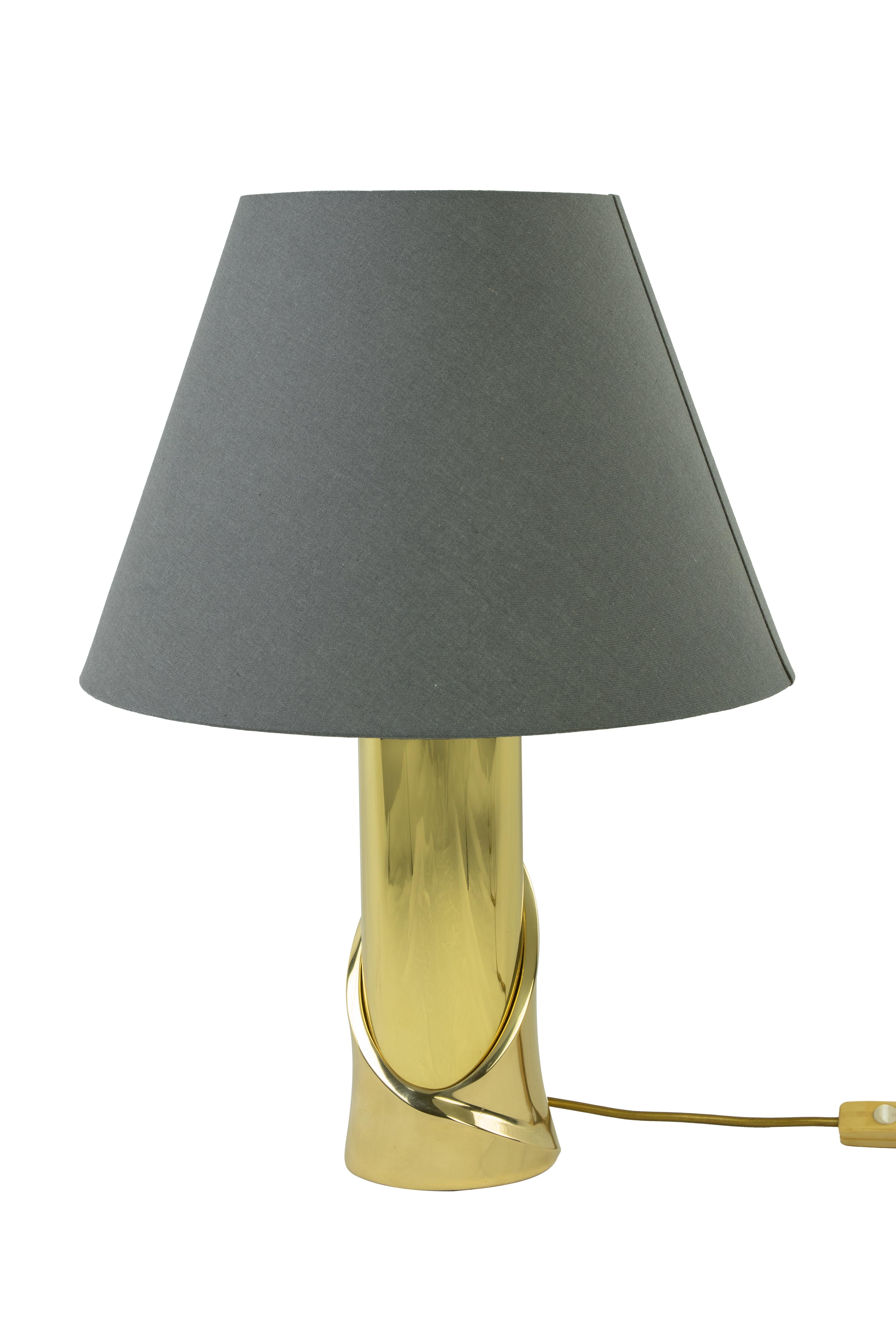 Table Lamp by Luciano Frigerio, Prod. Frigerio di Desio,1970s.

Brass and Fabric, Includes Lampshade.

Dimensions cm 59x39.

Very good condition. Small lines, light scratches, normal signs of wear.    