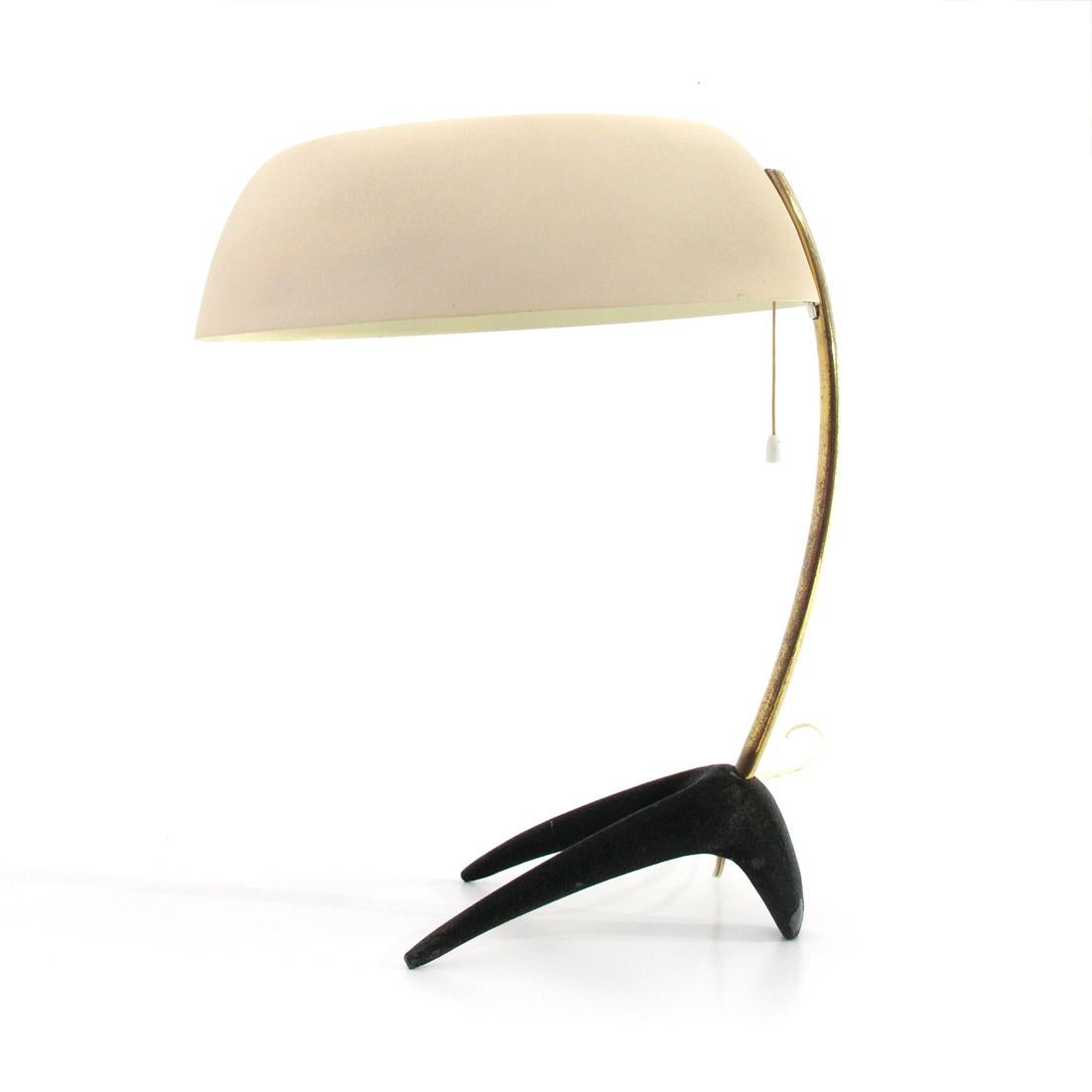 Table lamp produced in the 1950s by Philips based on a design by Louis Kalff.
Claw-shaped base in black painted metal with cracked finish.
Brass stem.
White painted aluminum diffuser with white perspex shell.
Wire switch.
Good general