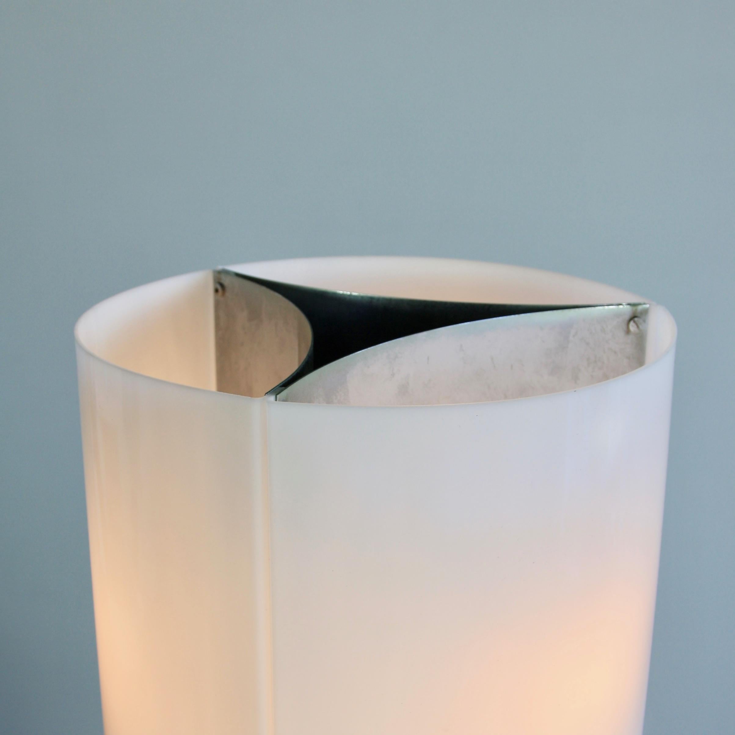 An early model of the table lamp 526 designed by Massimo Vignelli. Italy, Arteluce, 1965.

Chromed metal base with opaque perspex lampshade, divided into three sections. 3 light sockets.

Reference:

*Repertorio del Design Italiano, 2 vols. p