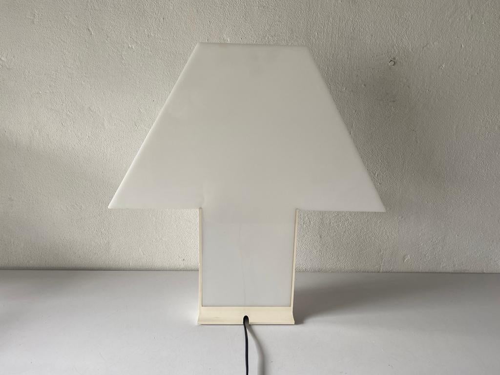 White Plexiglass table lamp by Mario Barbaglia & Marco Colombo for PAF Studio, 1980s, Italy
Lamp is in very good vintage condition.


This lamp works with E27 light bulb. Max 100W
Wired and suitable to use with 220V and 110V for all