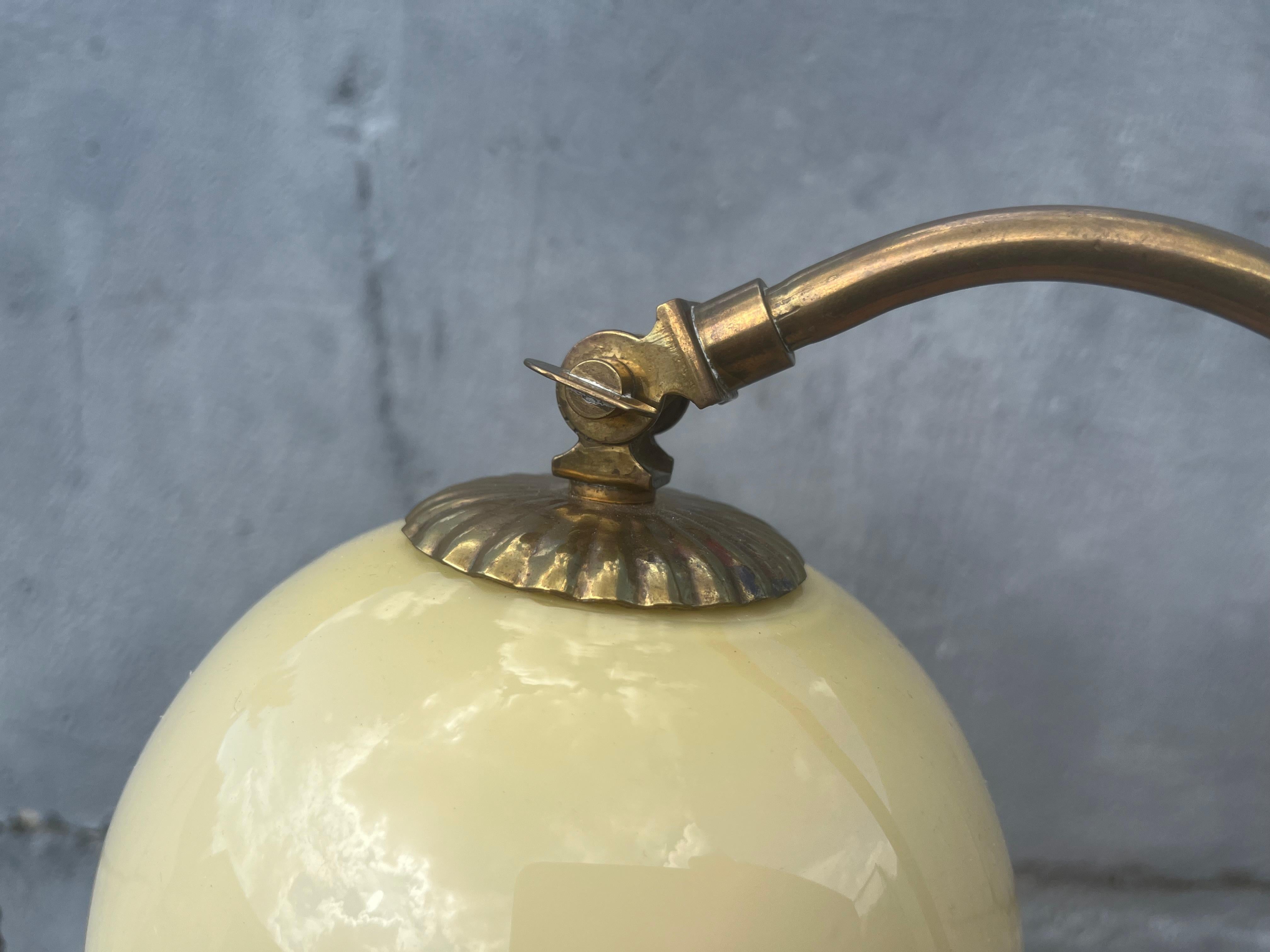 Lámpara de mesa de Mauri Almari para Idman Oy, latón, ratán, cristal en venta 3