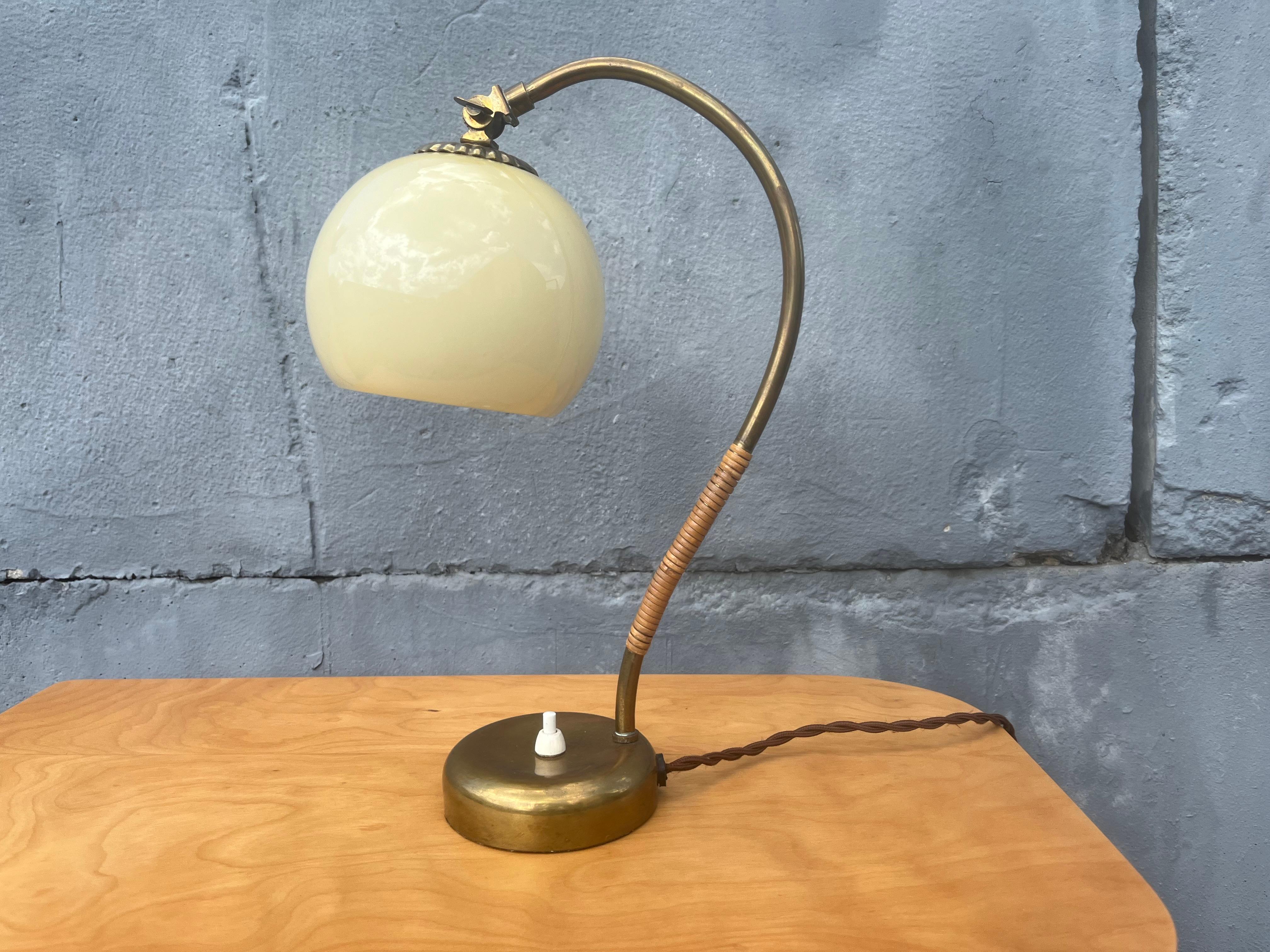 Lámpara de mesa de Mauri Almari para Idman Oy, latón, ratán, cristal en venta 10