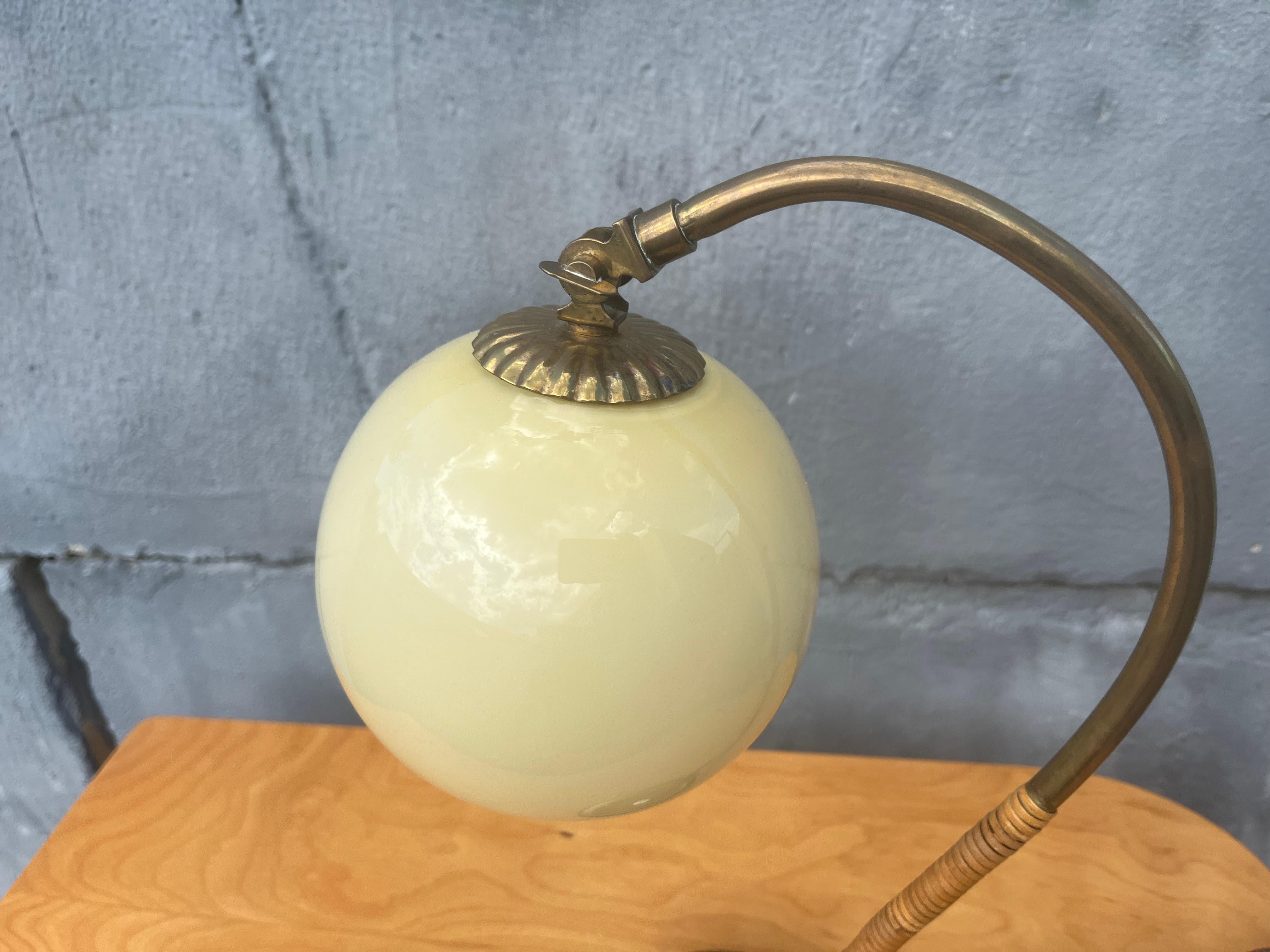 Lámpara de mesa de Mauri Almari para Idman Oy, latón, ratán, cristal en Bueno estado para la venta en Miami, FL