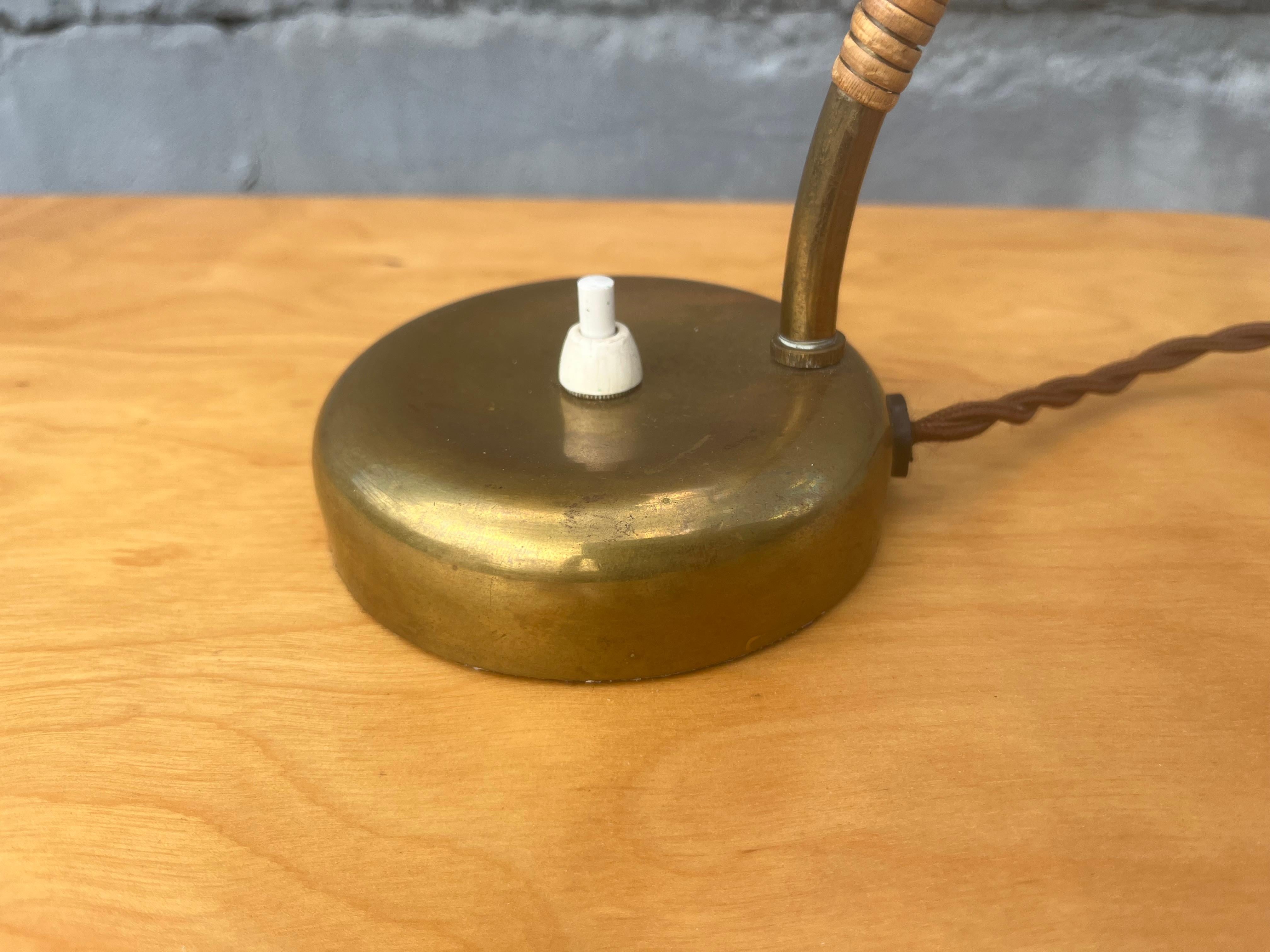 Lámpara de mesa de Mauri Almari para Idman Oy, latón, ratán, cristal mediados del siglo XX en venta