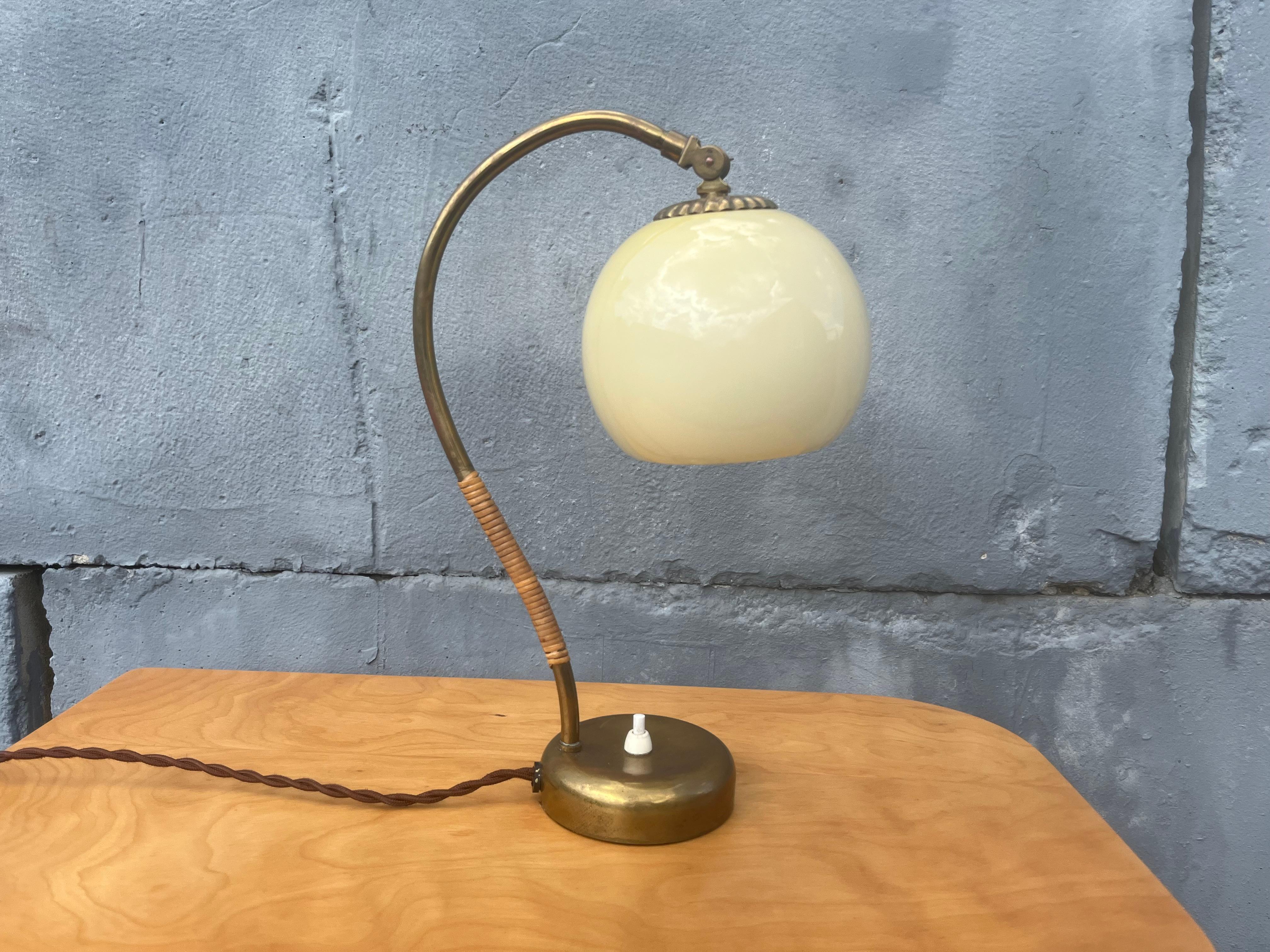 Lámpara de mesa de Mauri Almari para Idman Oy, latón, ratán, cristal en venta 2