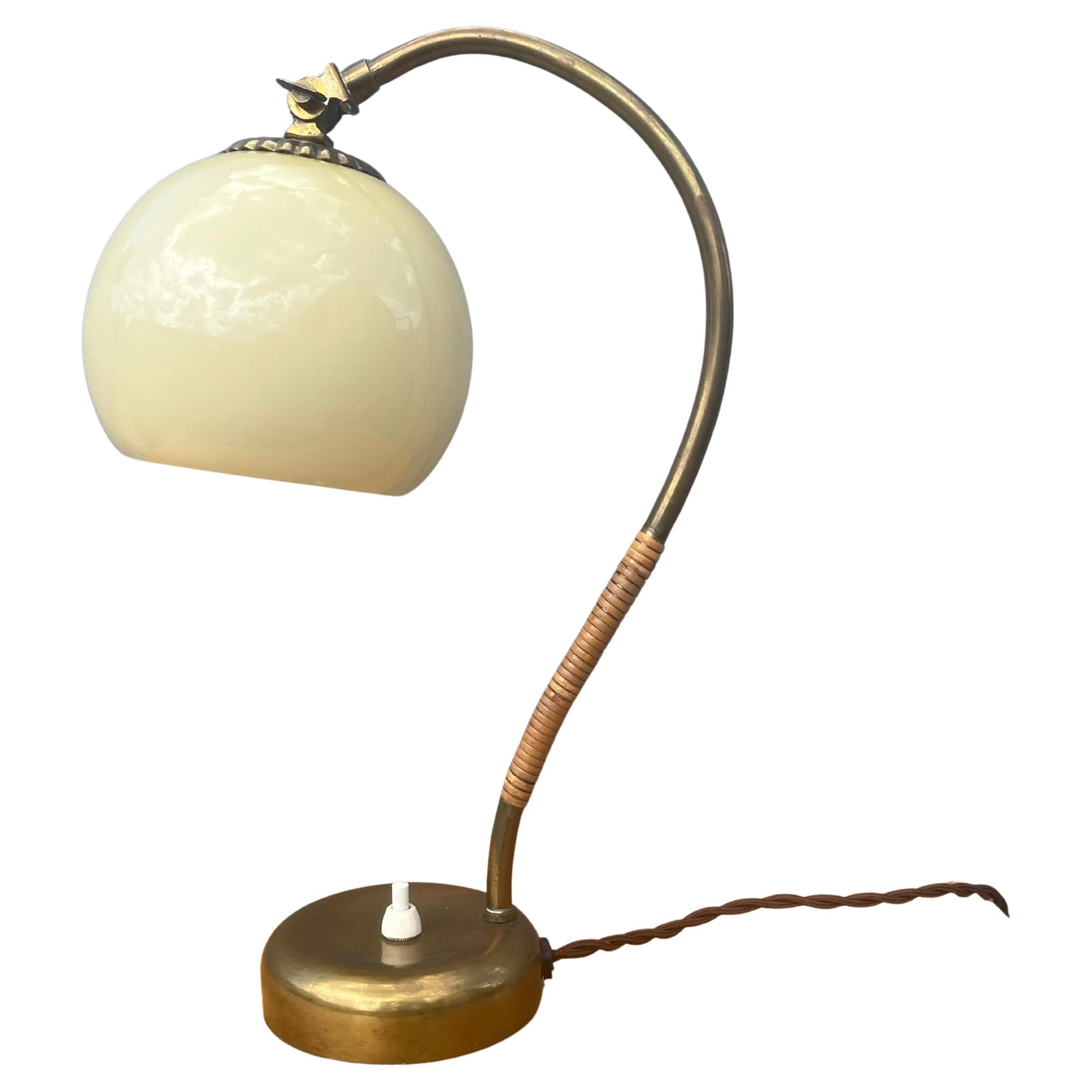 Lampe de bureau Mauri Almari pour Idman Oy, laiton, rotin, verre
