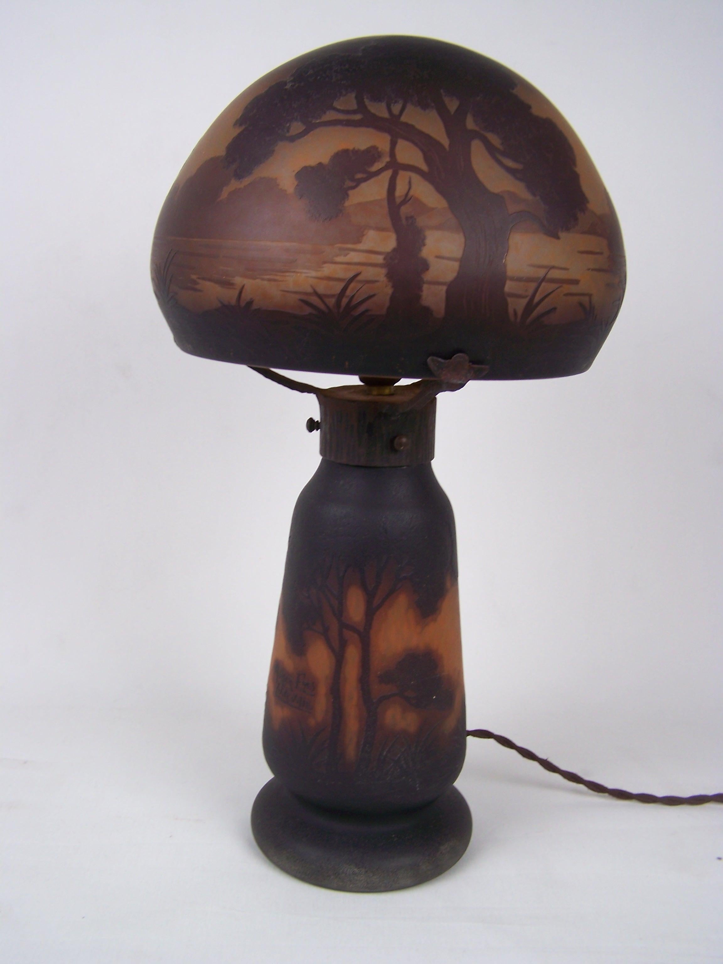 Table lamp (lampadaire) by Muller Frères from Lunéville.
A beautiful example of French glasswork from the Art Nouveau or Art Deco period, showcasing the refined craftsmanship and quality Muller Frères are known for.
In top condition, fitted with LED