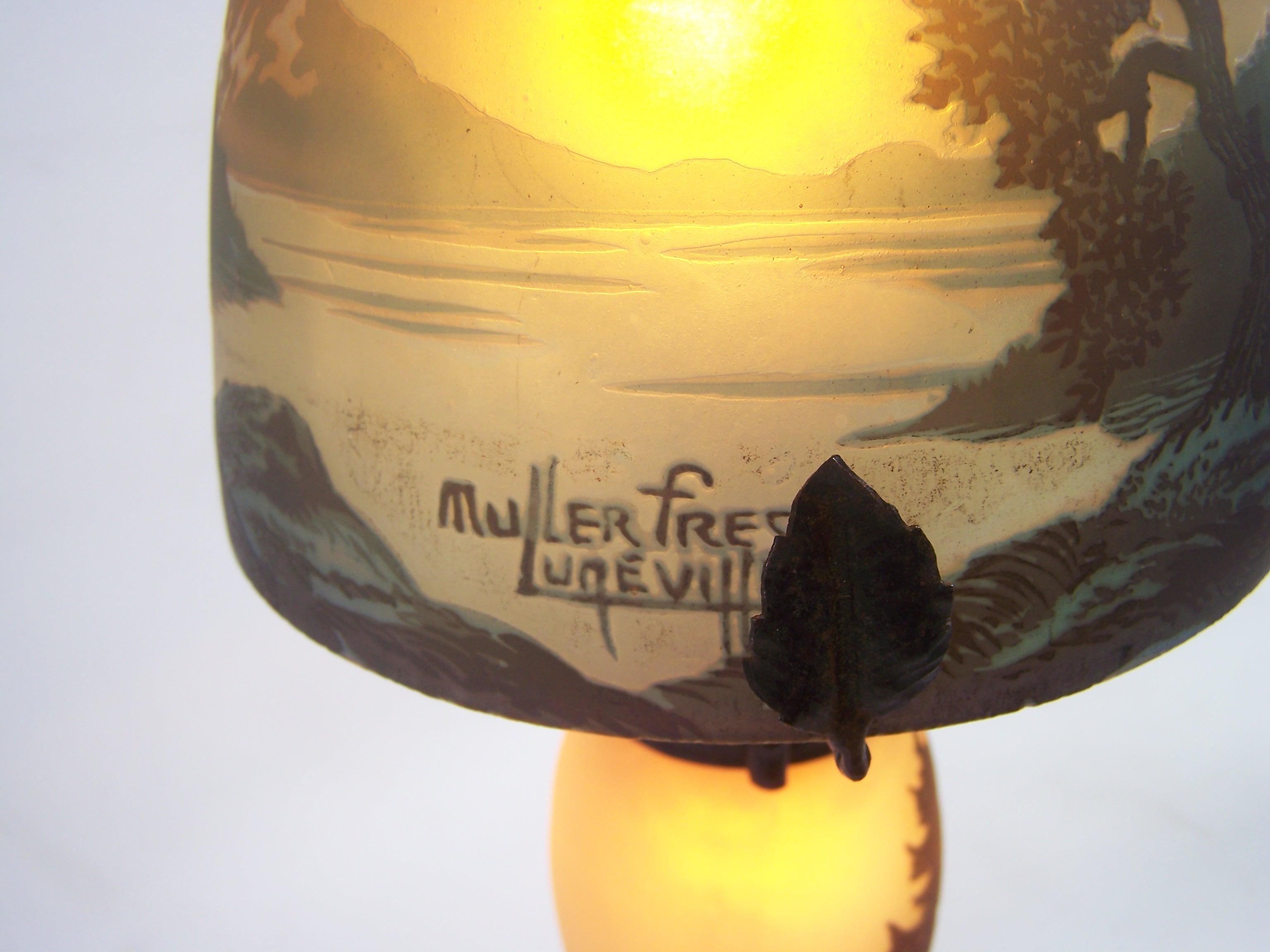 MULLER FRÈRES – LUNÉVILLE
Stunning mushroom lamp in cameo glass

A rare and elegant mushroom lamp by Muller Frères, made in Lunéville in the early 20th century. The Muller brothers, active between 1895 and 1935 and originally trained in Émile