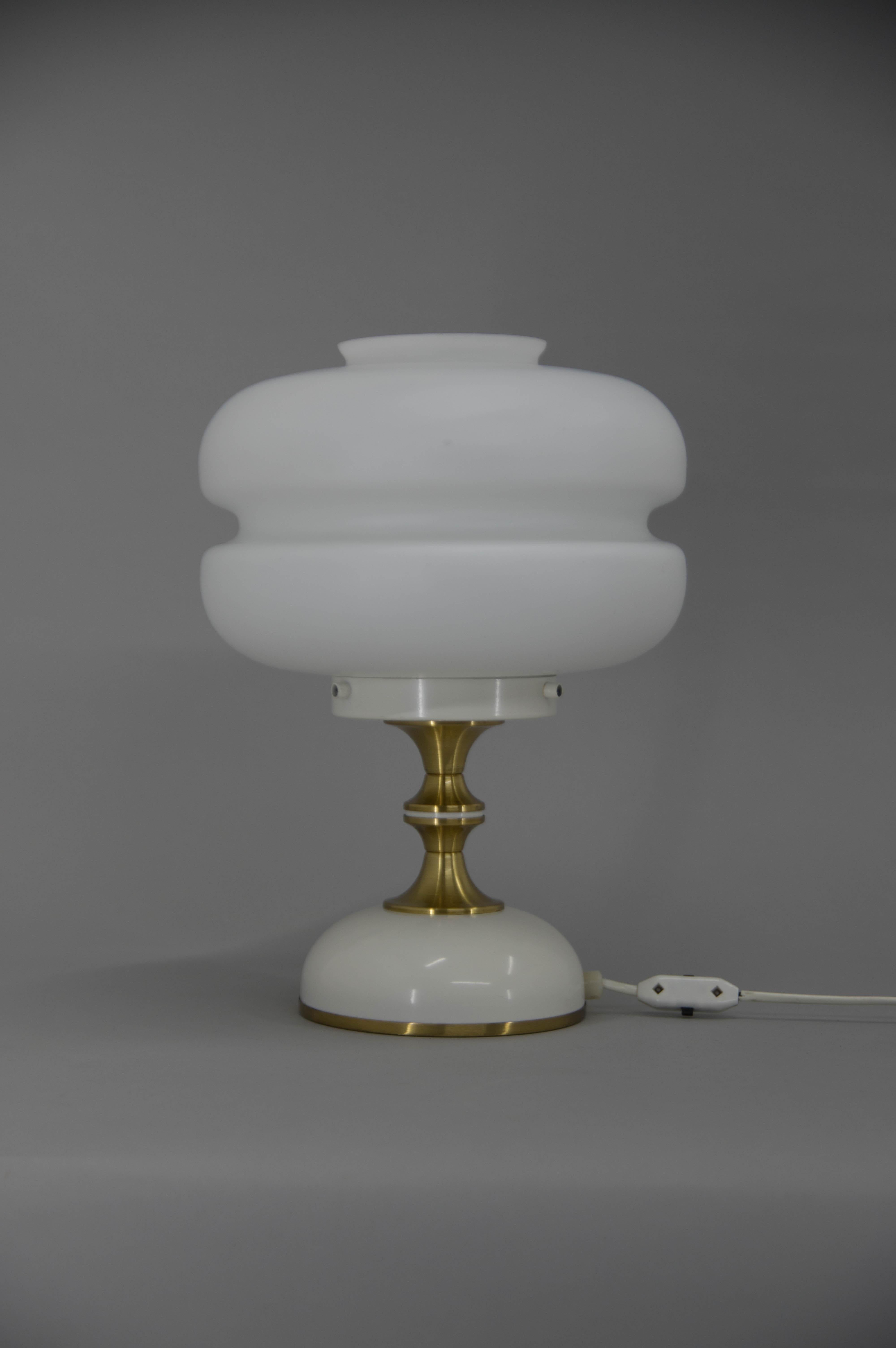 Table lamp made in Czechoslovakia in 1960s - 1970s.
Original excellent condition.
1x60W, E25-E27 bulb
US plug adapter included.
