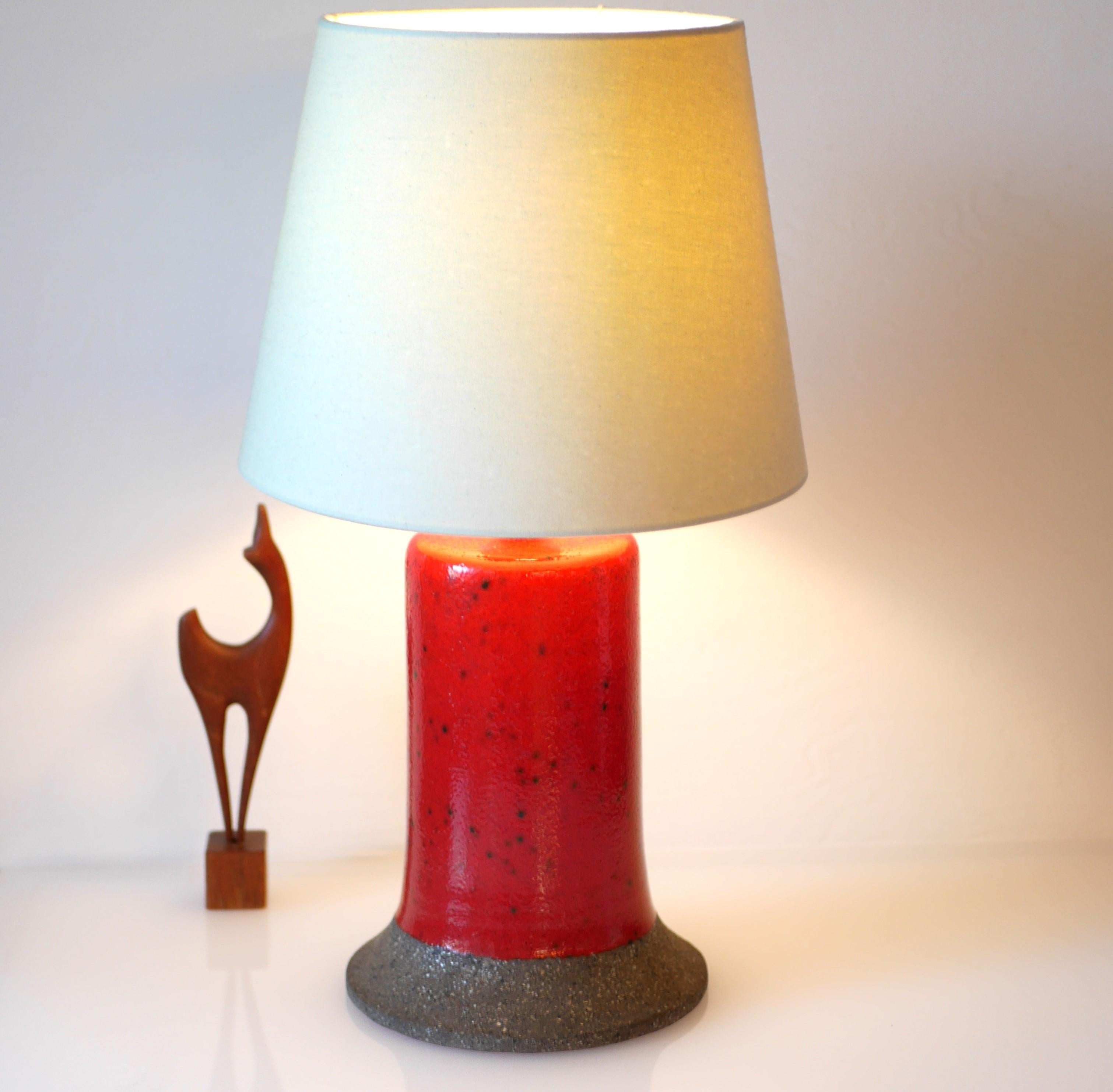 Bright red Scandinavian Mid-century modern table lamp. A very special and rather large vintage ceramic lamp base, made by Thomas Hellström for Nittsjö Keramik, Sweden. This lamp base has a simple design, yet it is the fantastic red color on the base