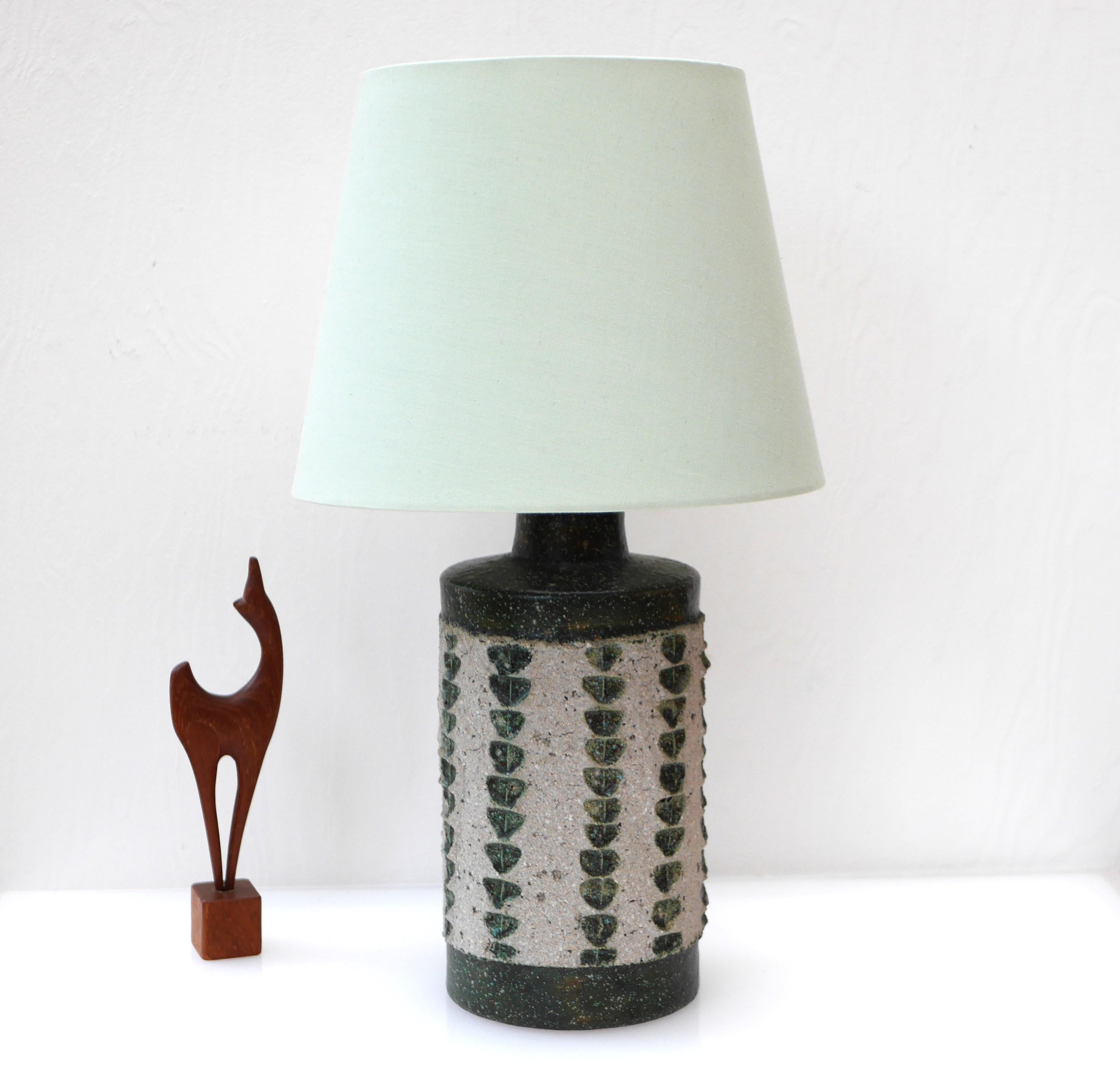 An extraordinary vintage table lamp with an exceptional glazing, a great example of Scandinavian Mid-century modern design. A very special and rather large ceramic lamp base, made by talented Thomas Hellström for Nittsjö Keramik, Sweden. This lamp