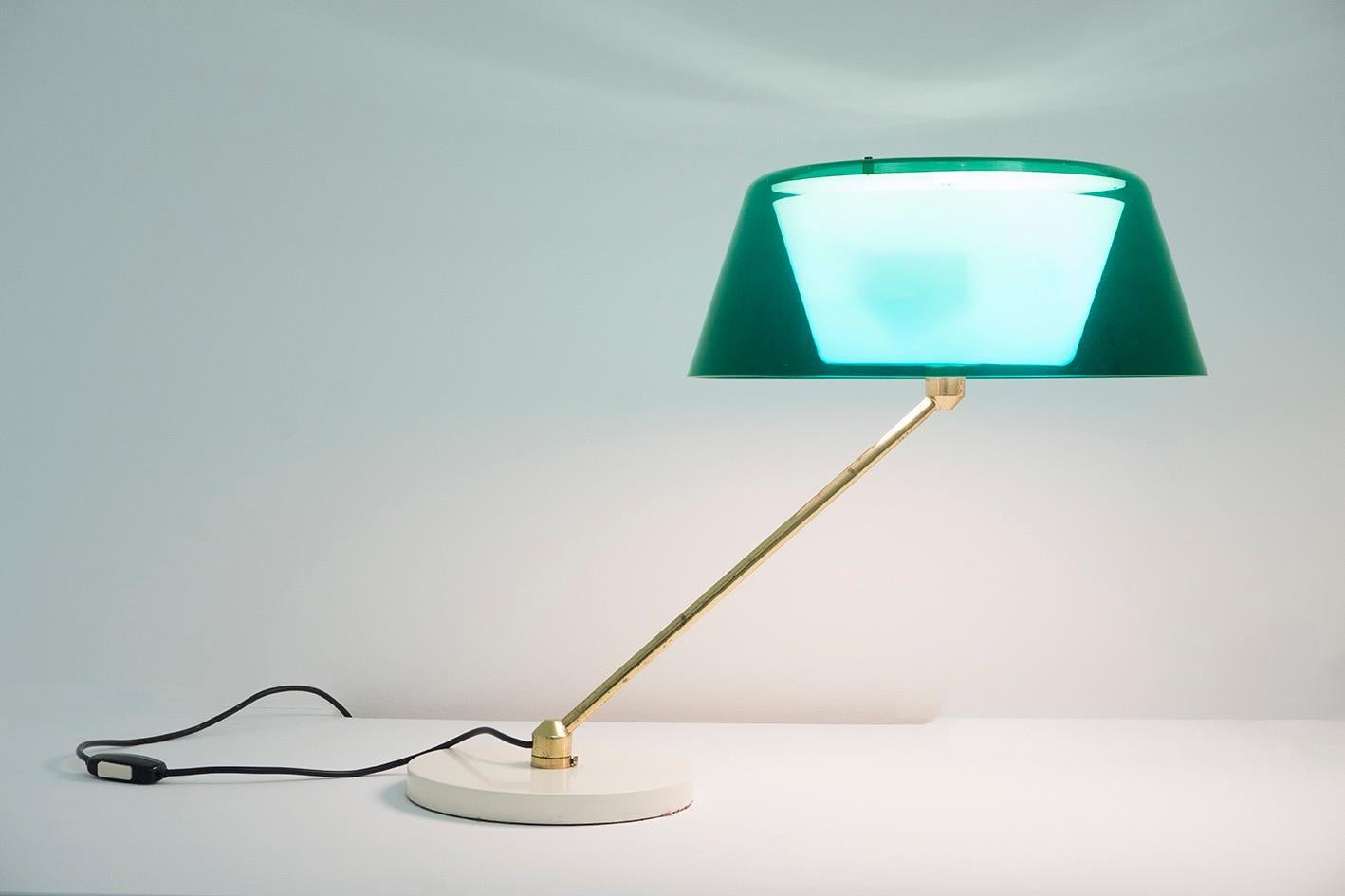 Table lamp, model 25
Construction made of cast iron and brass, with a shade of green plexiglass.

Dimensions: H 46 cm, ø c.a. 35 cm

cf. Catalogo di produzione Oluce.
