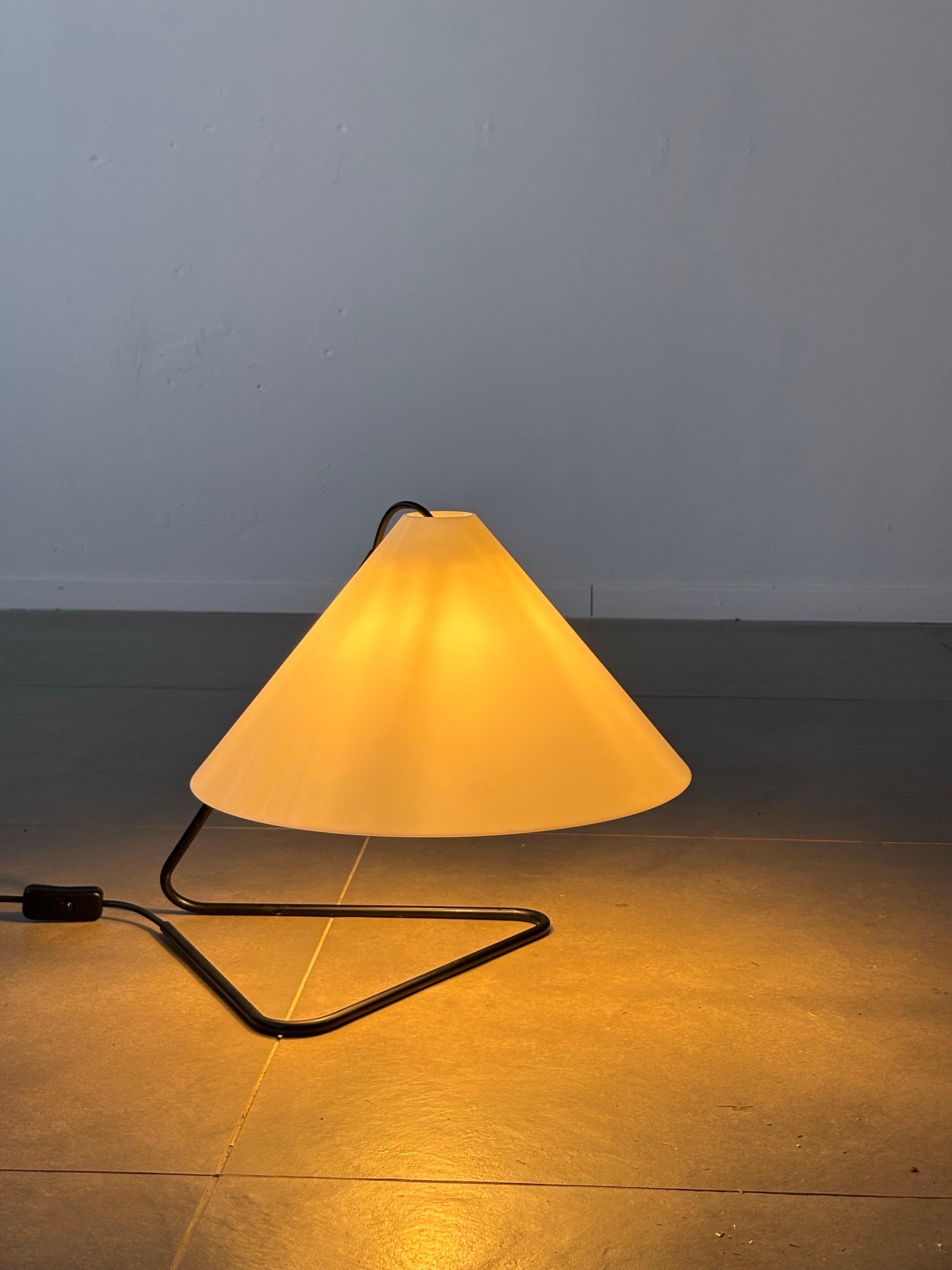 Diese auffällige Tischleuchte von Paolo Tilche für Arform, die in den 1950er Jahren entworfen wurde, ist ein Beispiel für die schlichte, modernistische Ästhetik dieser Zeit. Mit ihrer skulpturalen Form, den klaren Linien und der raffinierten