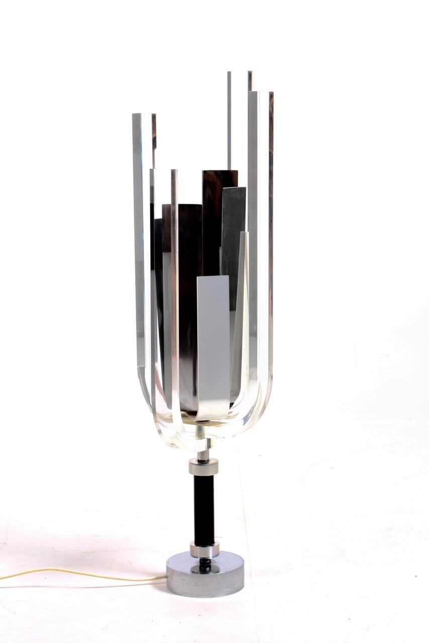Superbe lampe de table en chrome et plexiglas. Conçu par Philippe Jean dans les années 1970. Fabriqué en France. La lampe est signée Ph Jean.