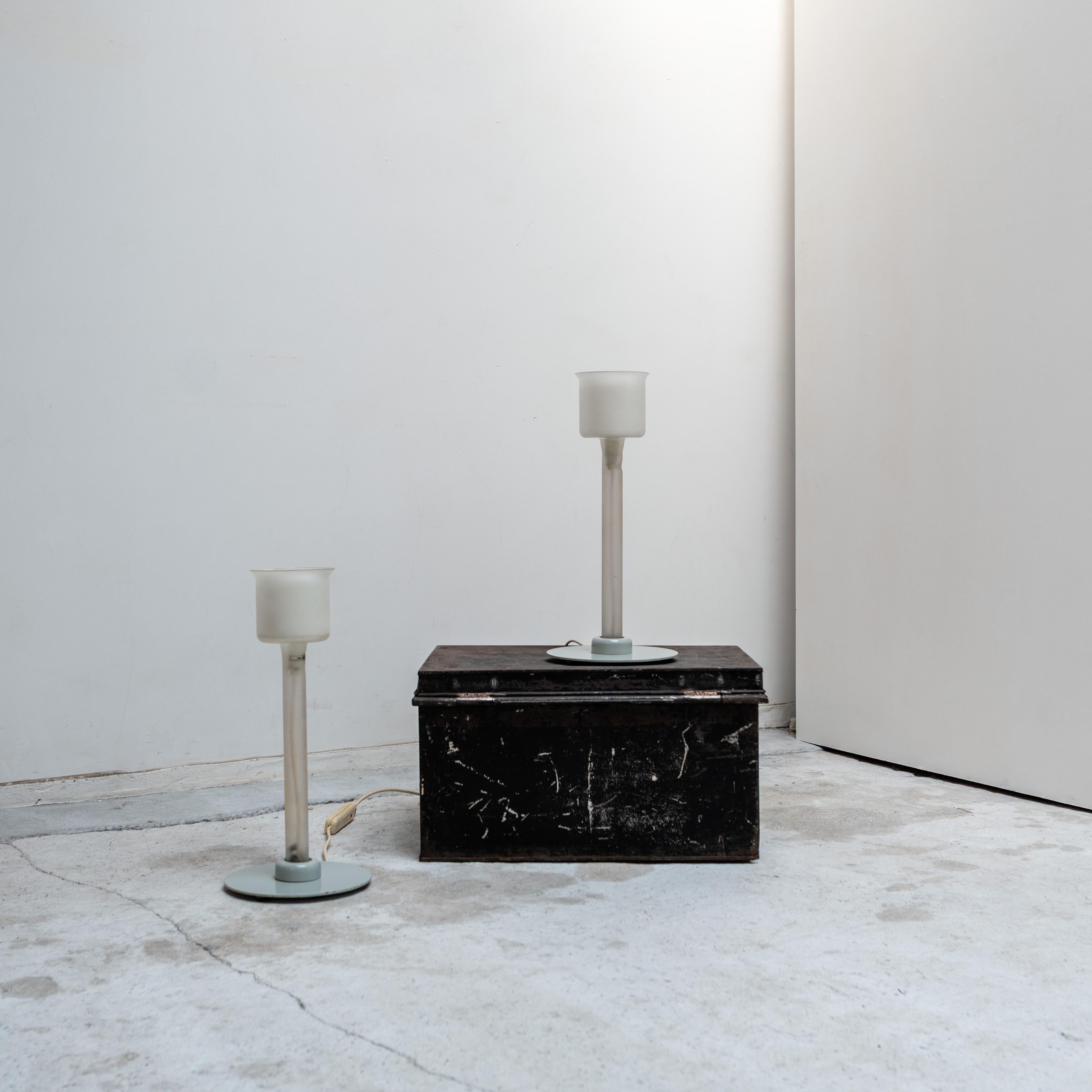 Une lampe de table raffinée et composée de manière architecturale, conçue par Piero Castiglioni et Roberto Menghi en 1981 pour Fontana Arte.
Cette pièce sculpturale est composée d'un diffuseur cylindrique en verre dépoli monté sur une tige verticale