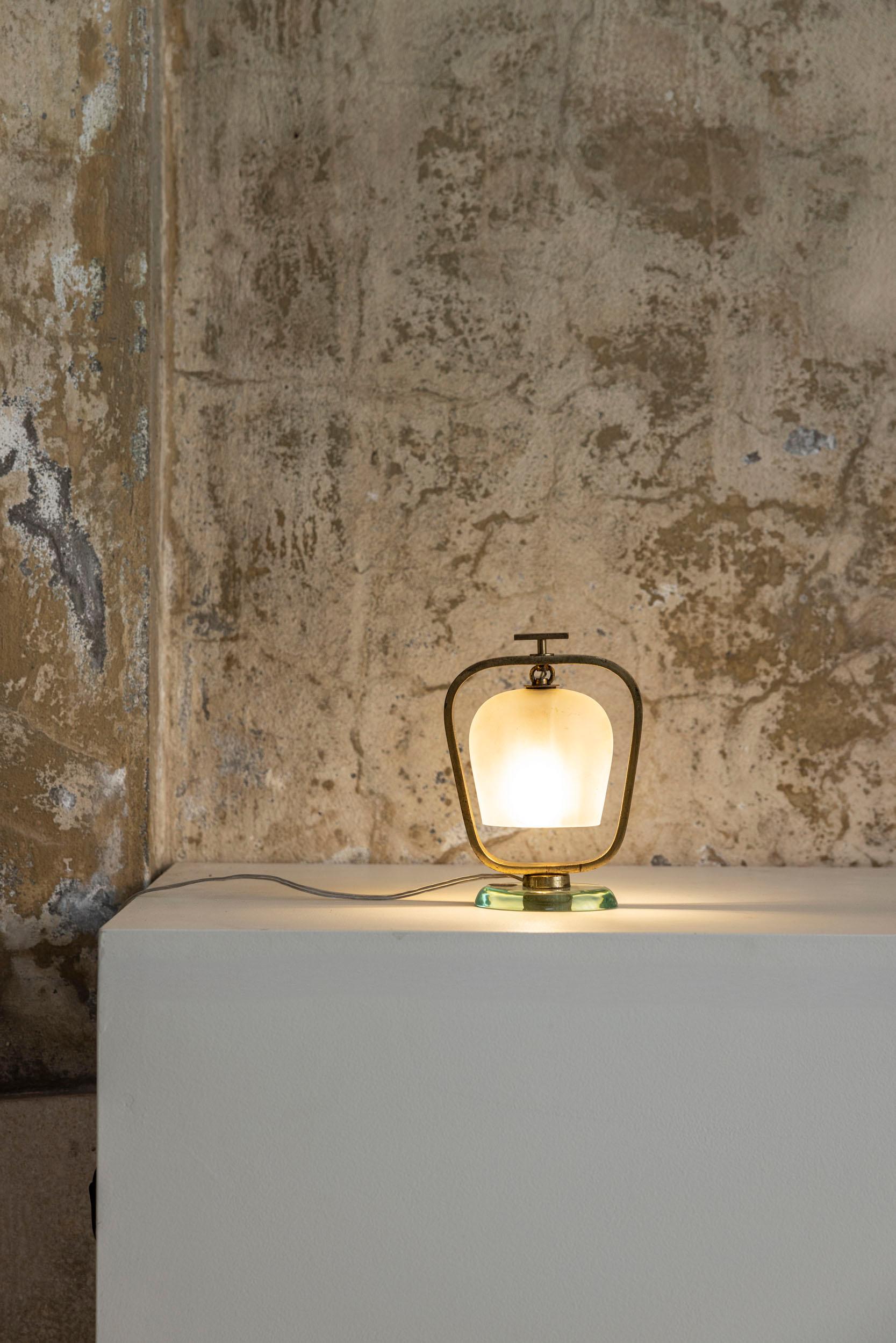 Tischleuchte von Pietro Chiesa für Fontana Arte, 1940er Jahre

Eine raffinierte Tischleuchte, entworfen von Pietro Chiesa für Fontana Arte in den 1940er Jahren. Die Lampe hat einen runden Glassockel, der einen glockenförmigen Opalglasschirm trägt,
