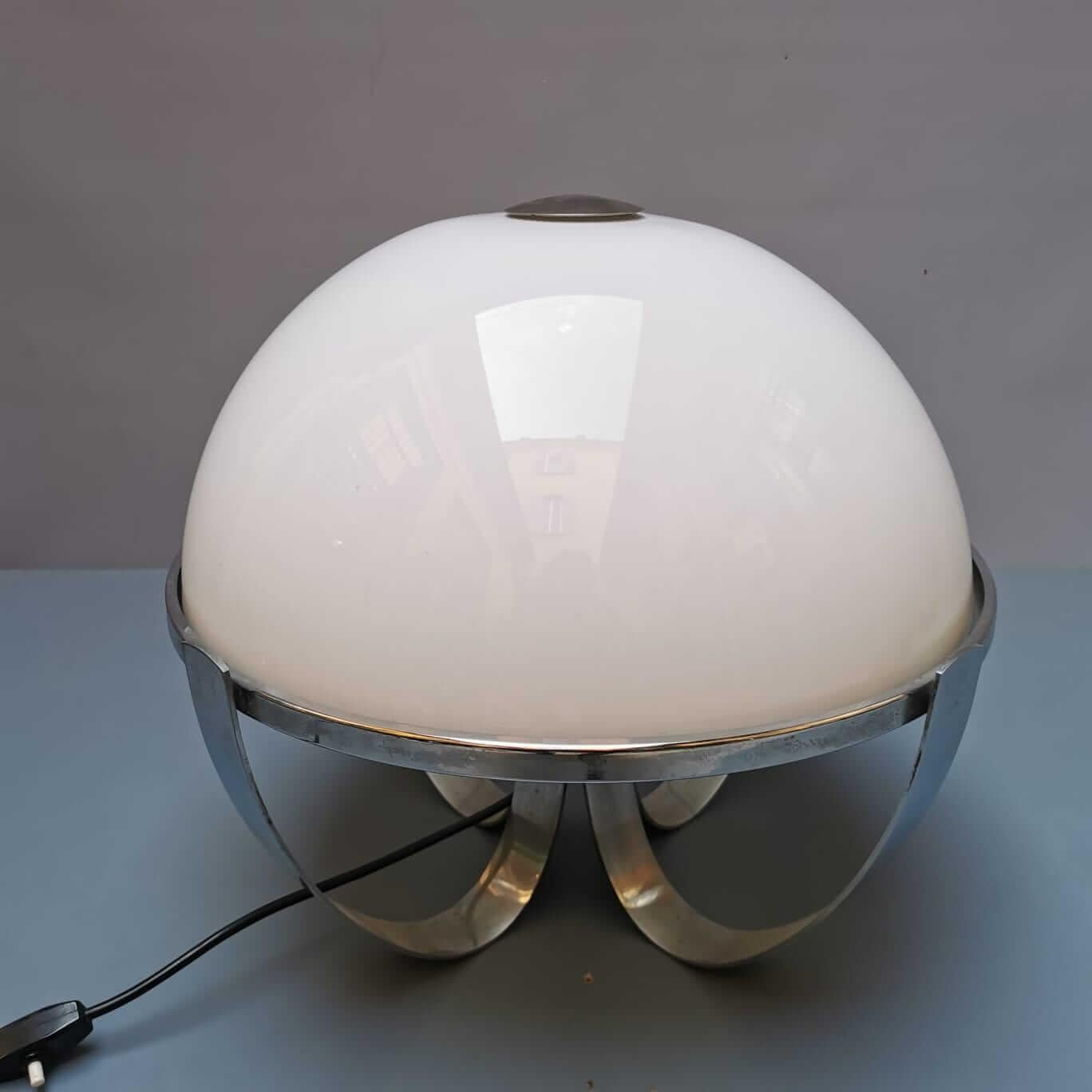 Une lampe de l'ère spatiale en métal et en plastique avec un design clair des années 1970. Elle ressemble à la forme de la pieuvre et pourrait être un objet parfait pour une table ou un buffet. La lampe est en bon état général mais peut présenter
