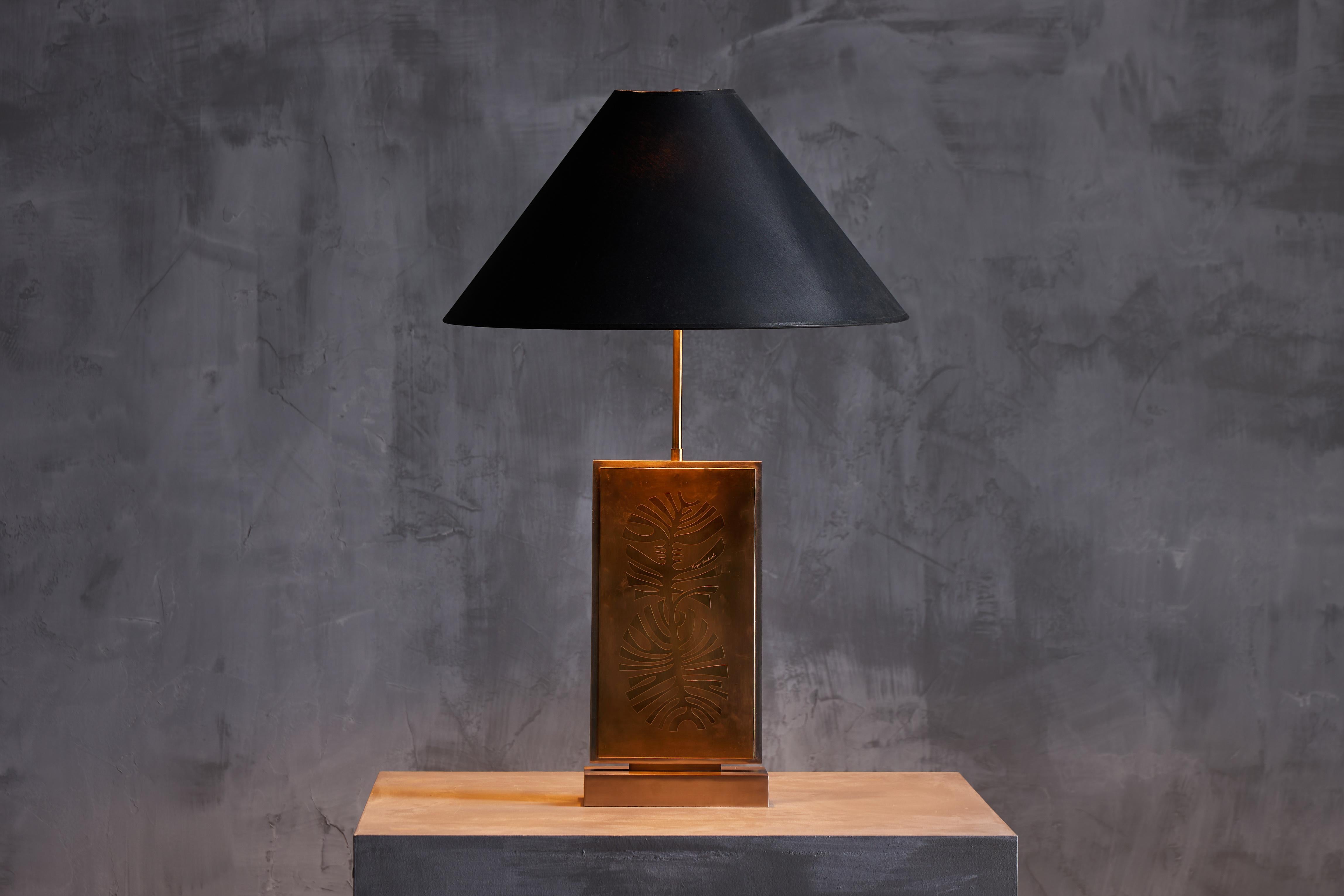 Tischleuchte des belgischen Designers Roger Vanhevel aus den 1970er Jahren. Diese Lampe mit ihrem beeindruckenden Sockel aus geätztem Messing, der vom Künstler persönlich signiert ist, strahlt Raffinesse und Individualität aus. Sein verchromter