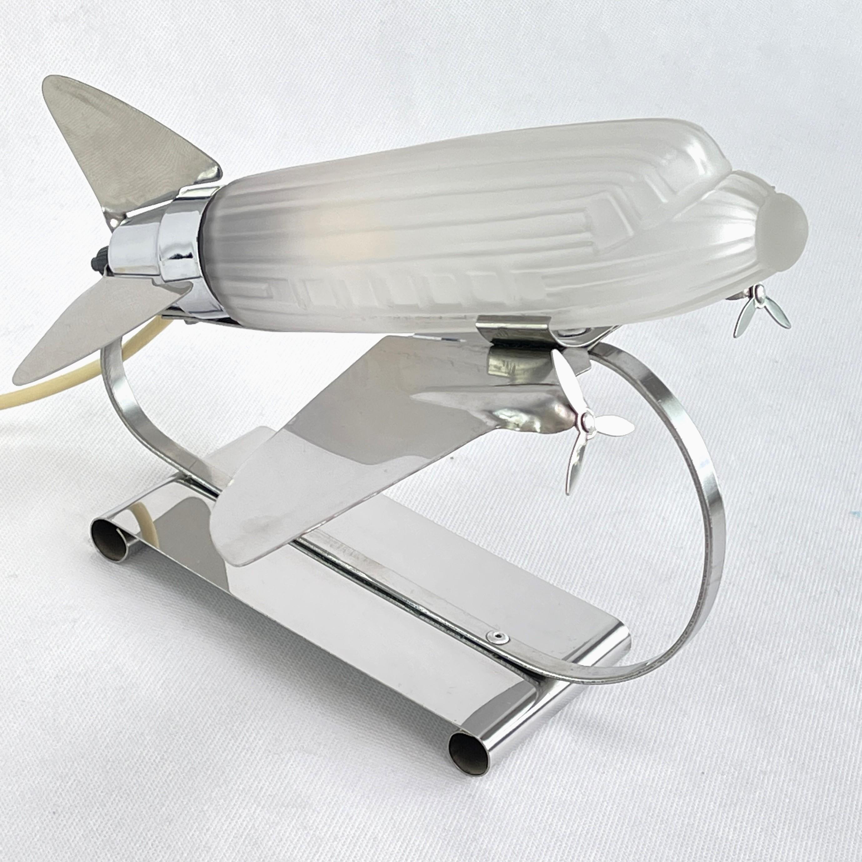 Space Age Airplane Table lamp by Sarsaparilla - 1970s

The Sarsaparilla airplane lamp is from 1978 (design). This lamp in Art Deco style and is a real classic. This original table lamp captivates with its simple and sober Art Deco design. The lamp