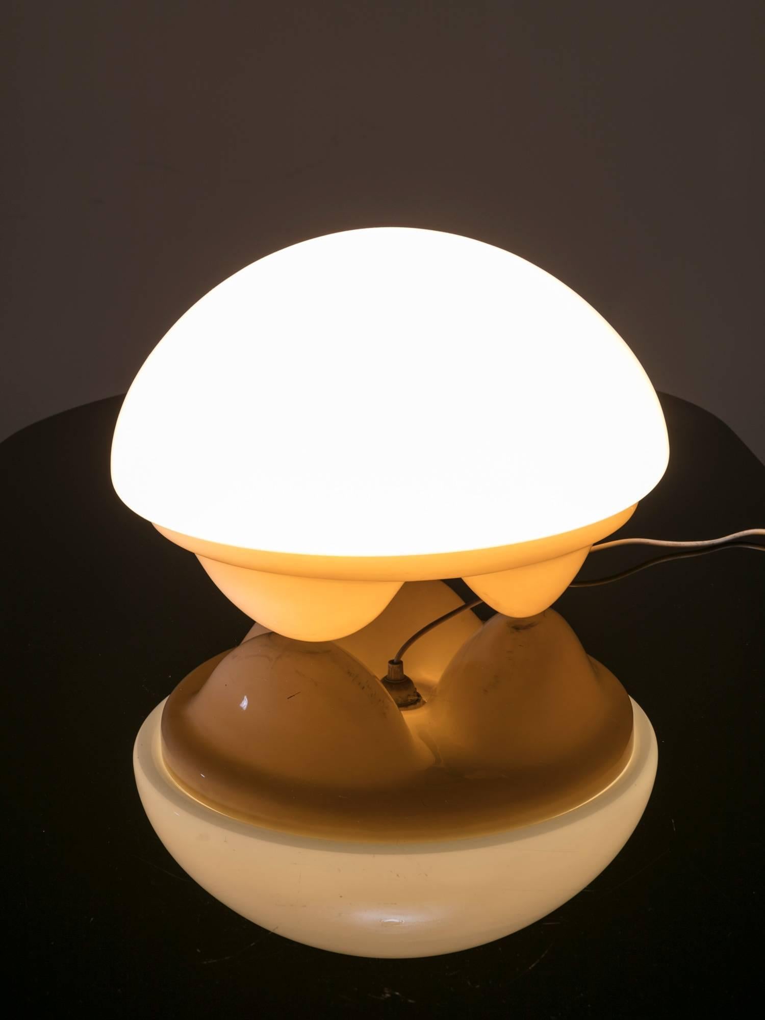Rare Isotta table lamp manufactured by Sormani.
Opaline glass shade and plastic base.