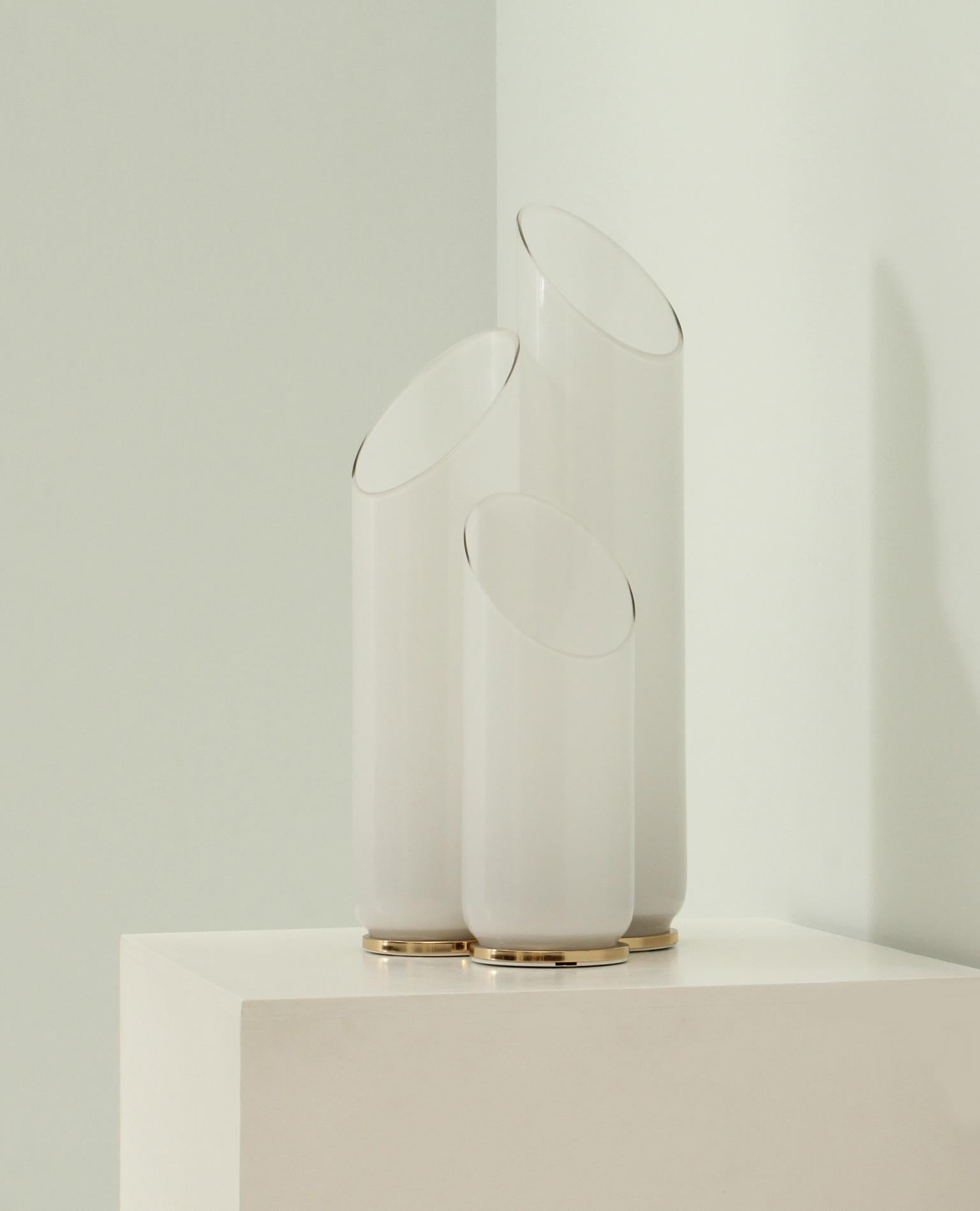 Lampe de table produite par Selenova, Italie, années 1970. Trois tubes en verre de Murano soufflé à la main, de hauteurs différentes, reliés par une pièce en laiton. Trois ampoules.