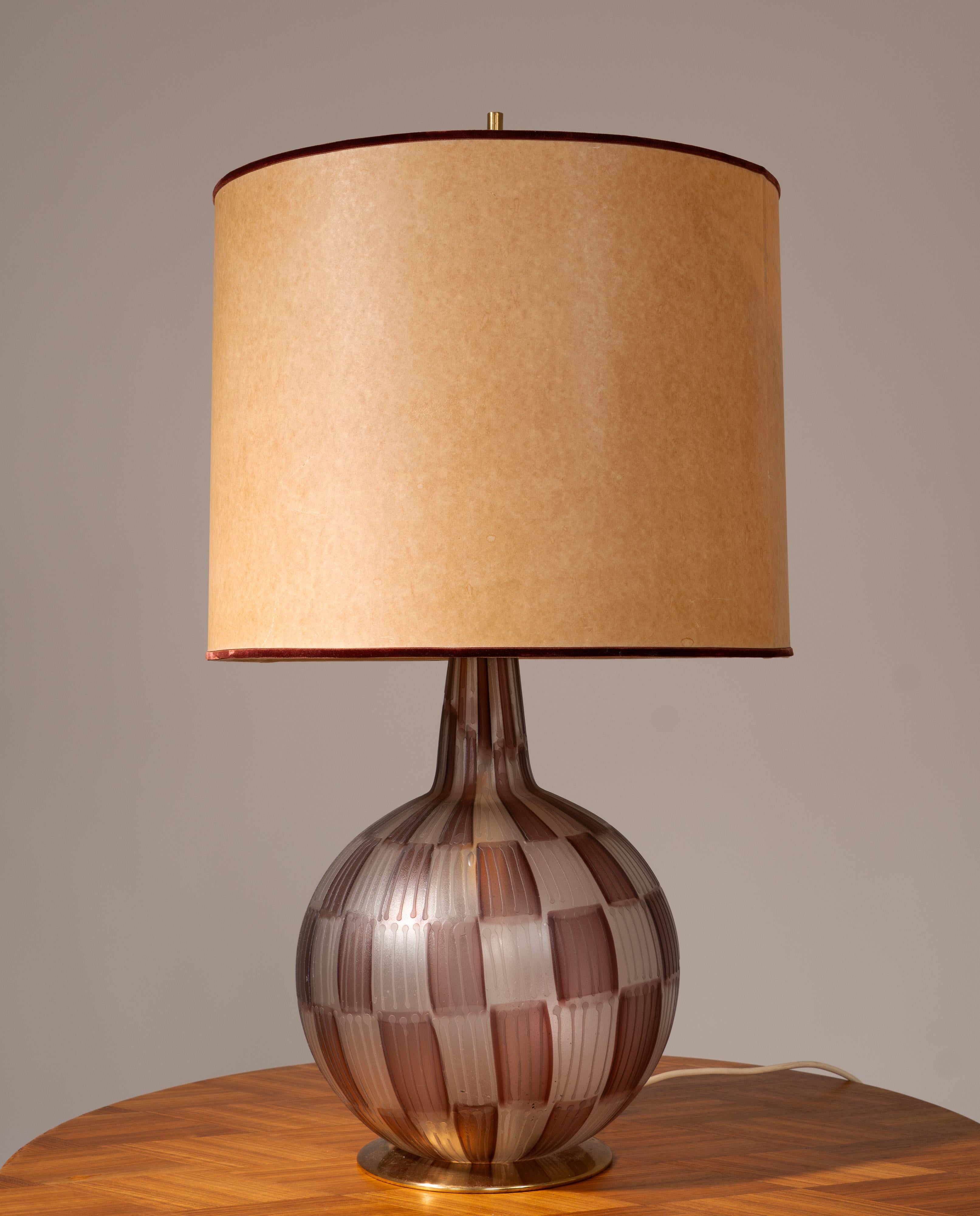 Table lamp designed by Tea Morosati for Stilnovo, Italy, circa 1950–1960. The lamp features a hand-blown Murano glass body produced by Barovier & Toso, mounted on a brass base. The design emphasizes mid-century modern principles, combining geometric