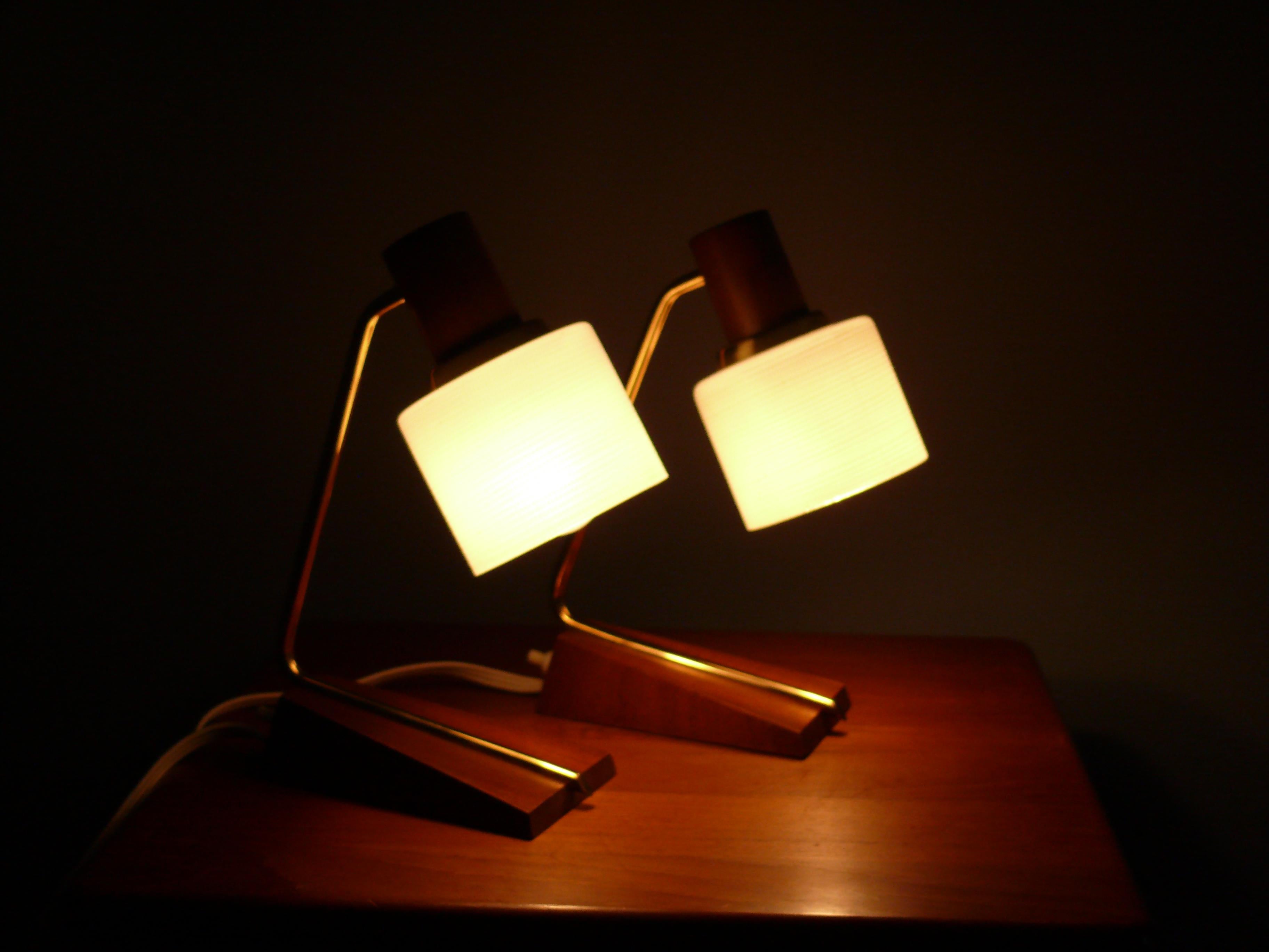 1 pair of very well-preserved table lamps from the 1960s by TEMDE in Scandinavian style with a wooden base and wooden glass holder. The structured opal glass shade - satin white with a delicate checkered pattern - emits pleasant, glare-free room