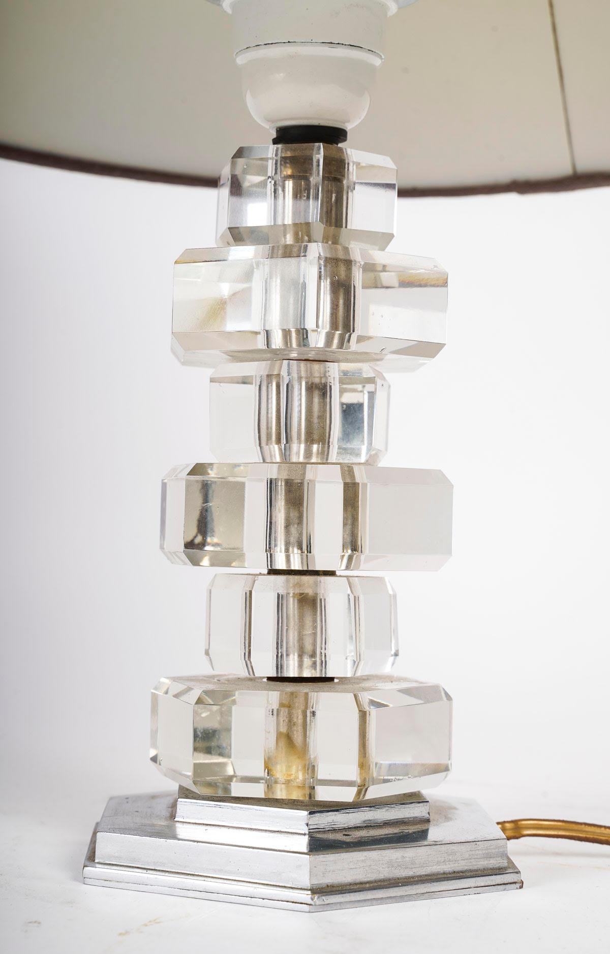 Table lamp by the artist Henri Morand, 1940, Modernist style.

Table lamp in chromed metal and glass blocks, design by the artist Henri Morand, circa 1940, Modernist style.
h: 36cm, d: 29cm