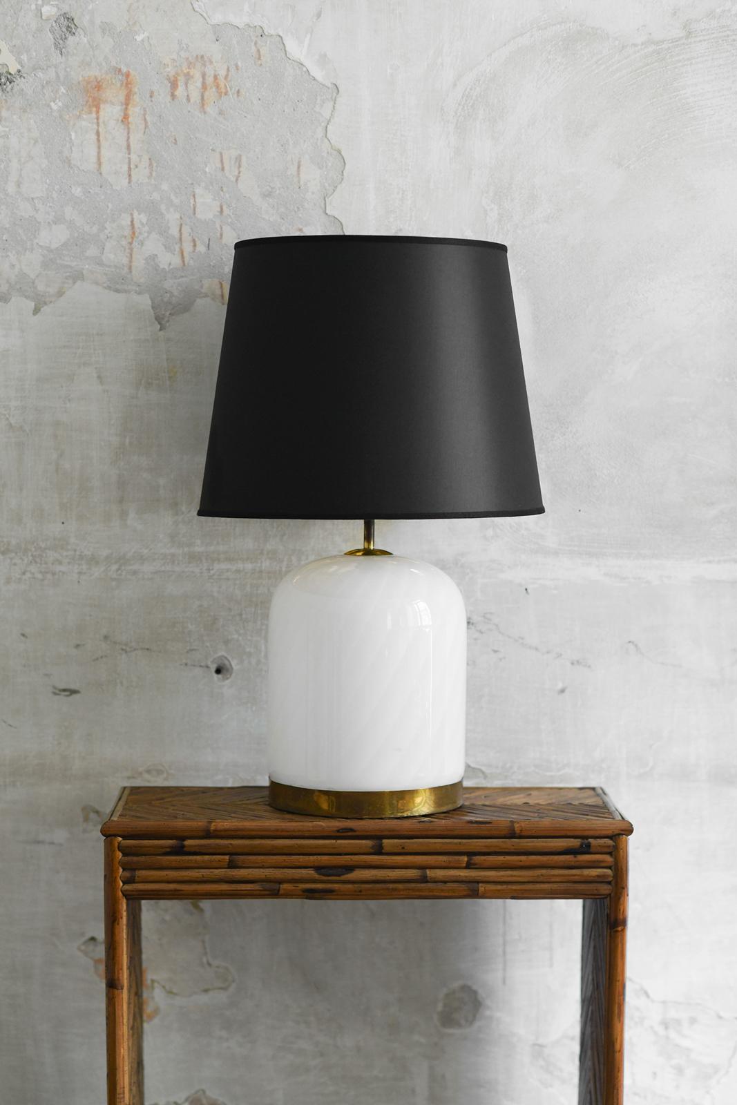 Lampe de table de Tommaso Barbi en verre de Murano avec détails en laiton, 1989
Détails du produit
Livré avec un abat-jour en tissu chinè noir.
Dimensions : 45 L x 68 H x 45 D cm