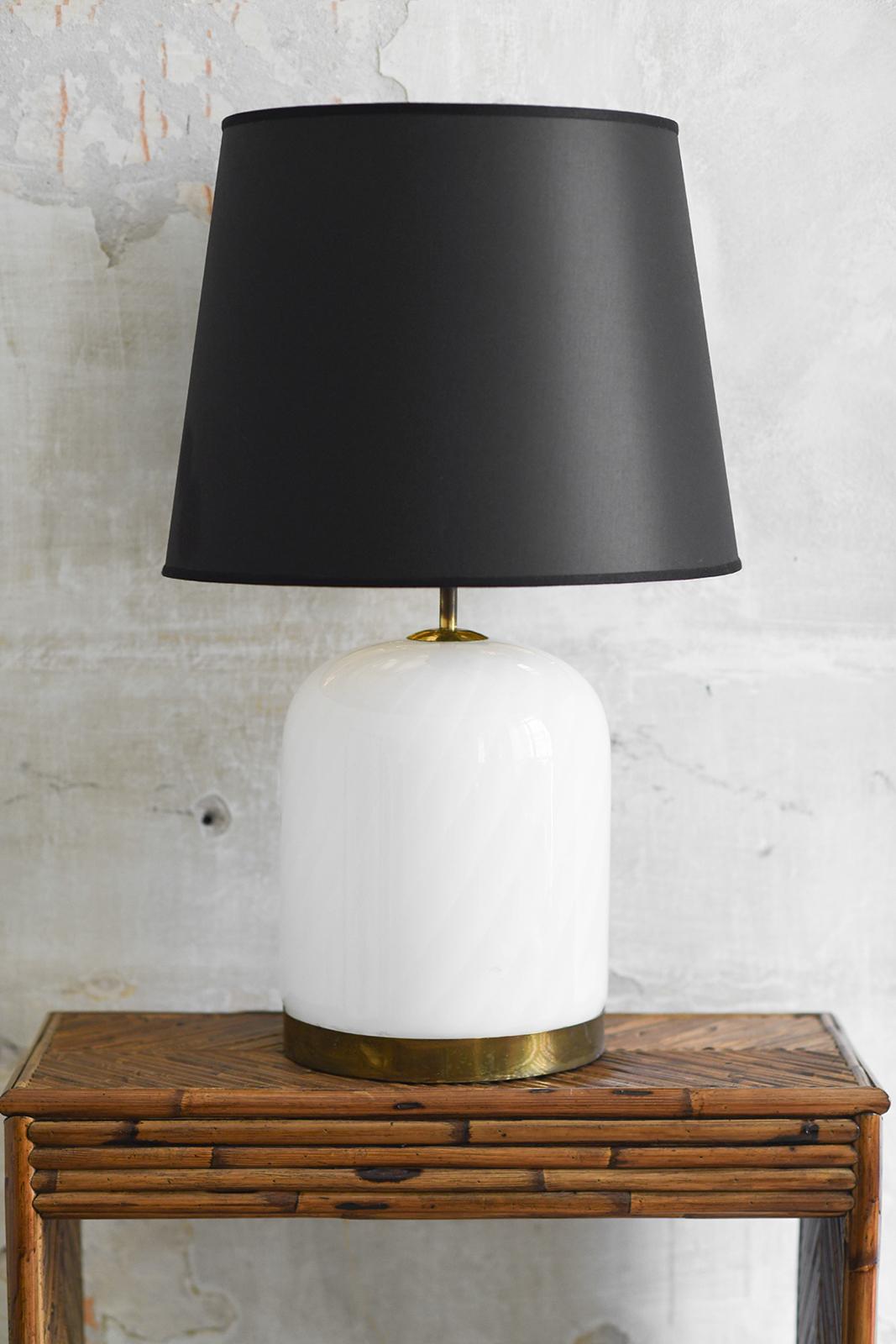 italien Lampe de table de Tommaso Barbi en verre de Murano avec détails en laiton, 1989 en vente