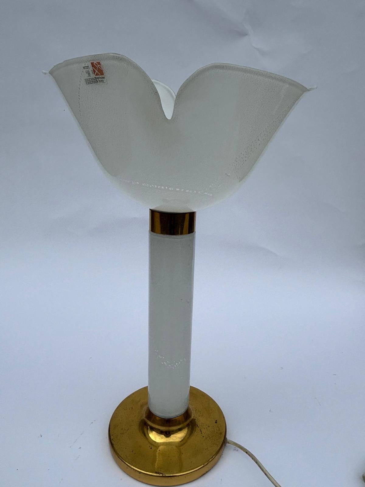 Lampe de table conçue par Toni Zuccheri et produite par Barovier&Toso en 1980. Avec le Label d'origine.

Biographie
La passion du verrier italien et maître artisan de Murano Toni Zuccheri pour la nature et les animaux a contribué à l'élaboration de