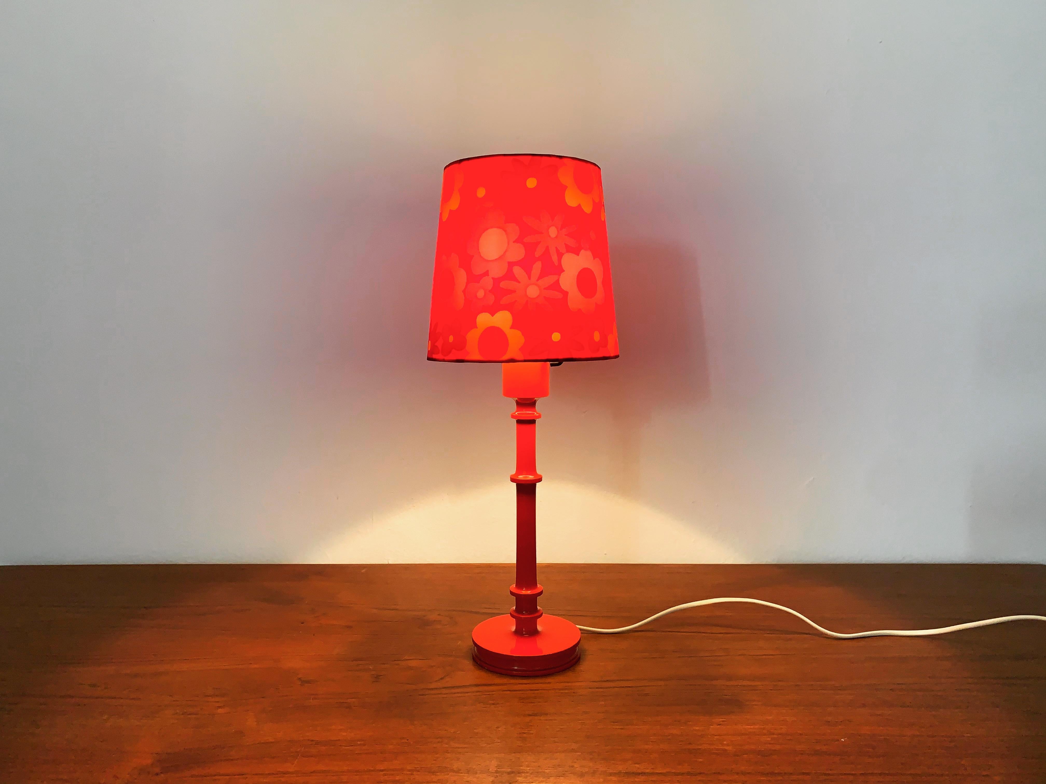 Milieu du XXe siècle Lampe de table par Uno et Östen Kristiansson pour Luxus en vente