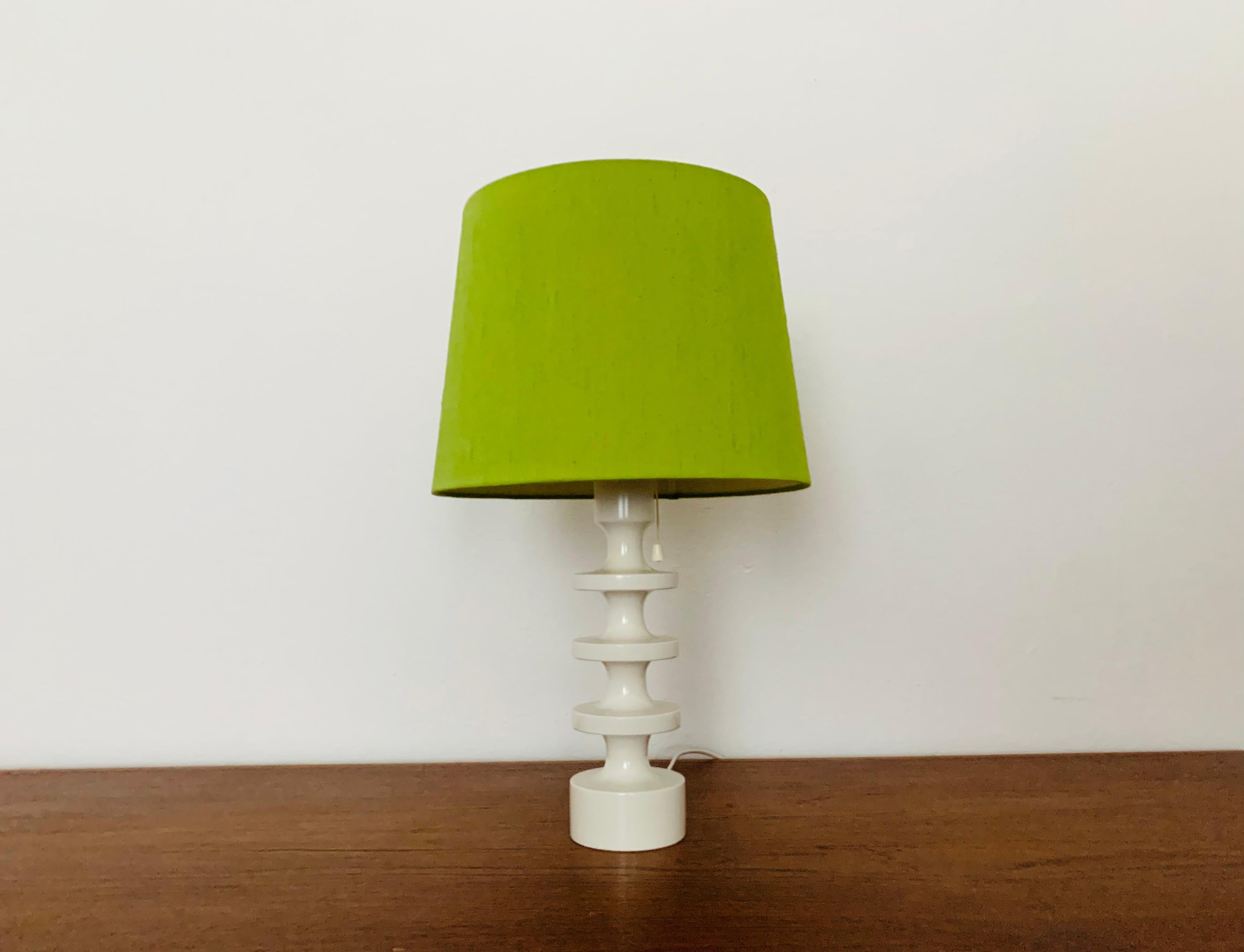 Rarissime et magnifique lampe de table suédoise des années 1960.
Design/One d'une grande originalité et d'une fantastique élégance.

Fabricant : Luxe
Design/One : Uno et Östen Kristiansson

Condit :

Très bon état vintage avec de légers signes