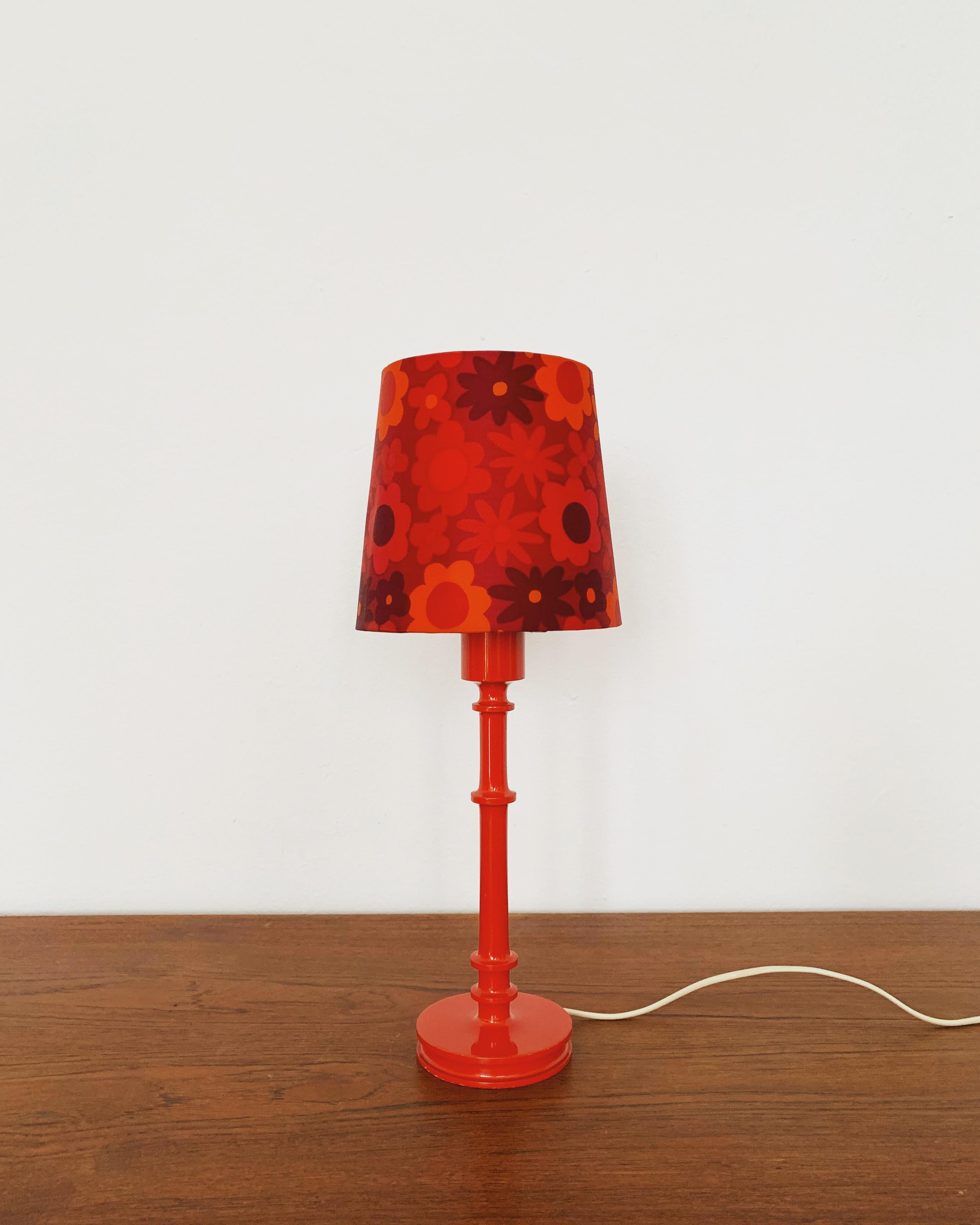 Äußerst seltene und schöne schwedische Tischlampe aus den 1960er Jahren.
Großartiges und ungewöhnliches Design mit einer fantastisch eleganten Ausstrahlung.

Hersteller: Luxury
Design: Uno und Östen Kristiansson

Bedingung:

Sehr guter