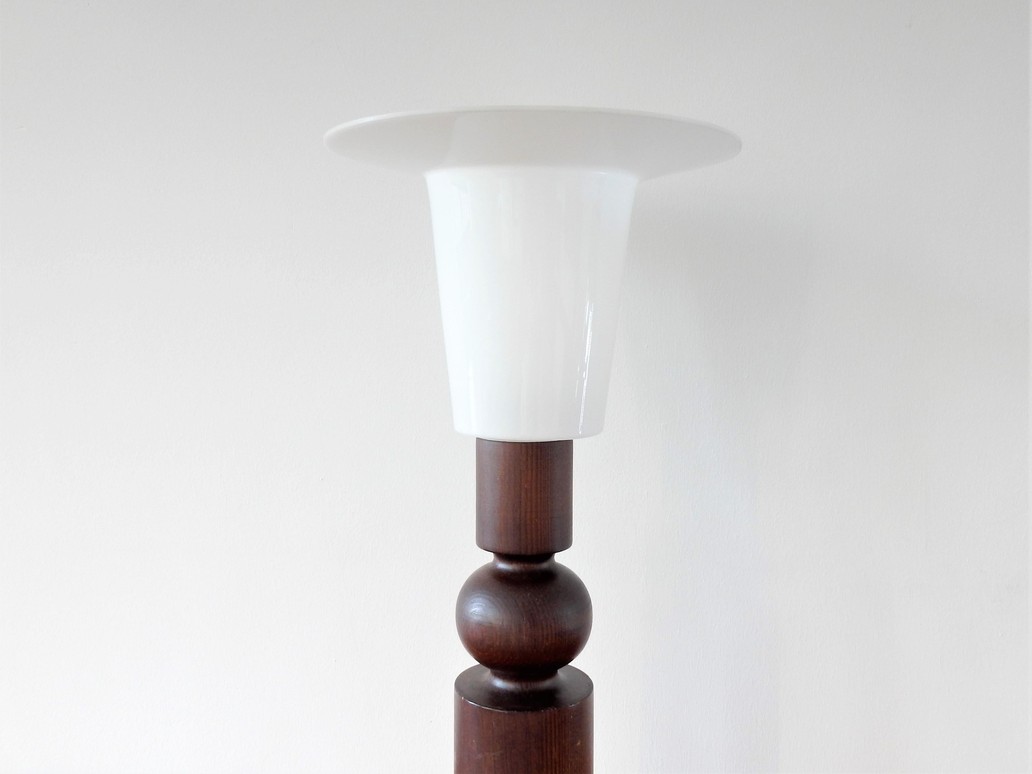 This table lamp was designed by Uno & Östen Kristiansson for Luxus in Sweden in the 1960s. We think this specific lamp was made in the late 1970s or early 1980s. It has an oak wooden base, labelled and punchmarked by Luxus and on top an acrylic