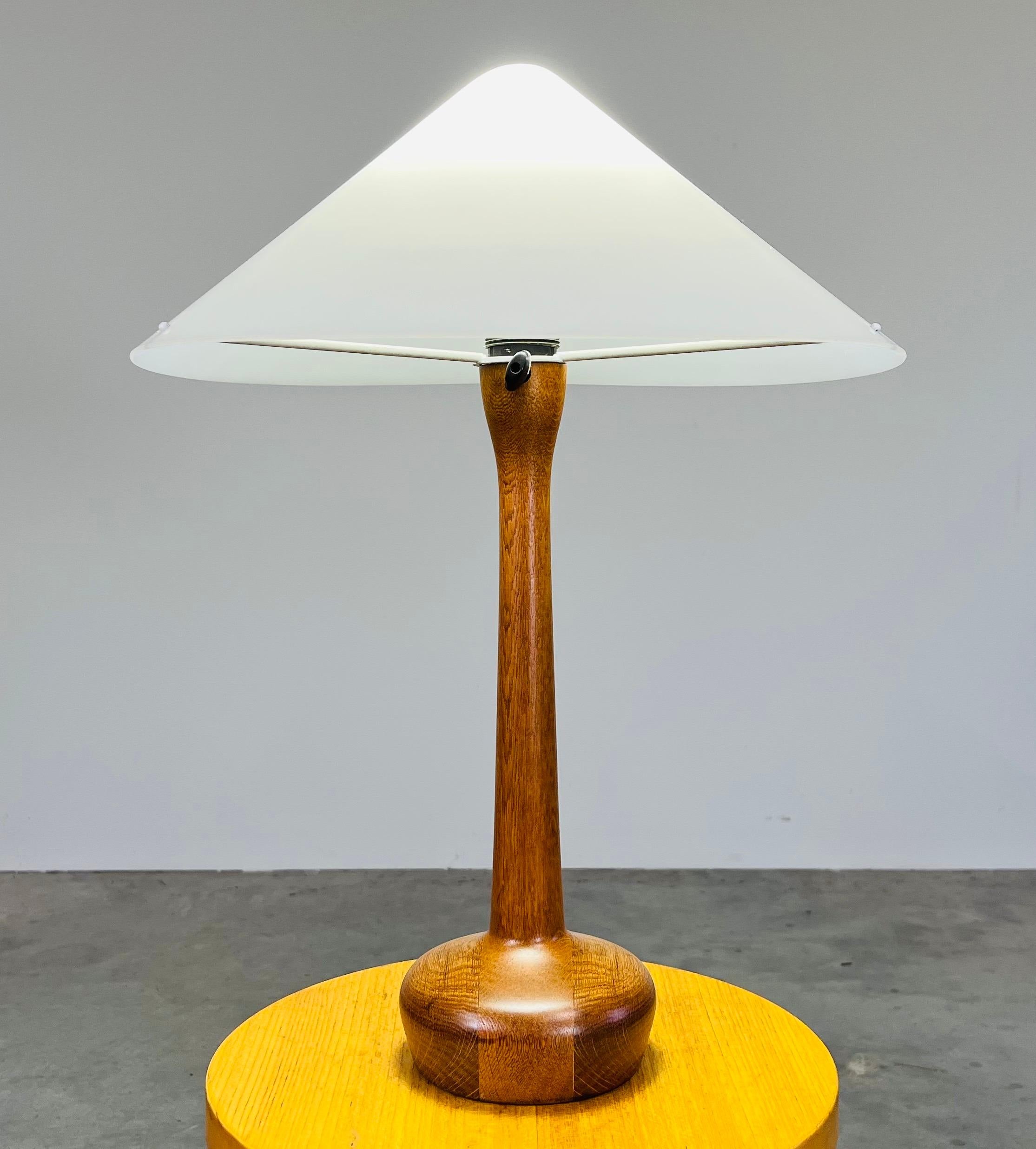 Une forme élégante dans sa simplicité, c'est ce que propose cette lampe de table tournée magistralement conçue par UNO & ÖSTEN KRISTIANSSON pour Luxus Vittsjö. Base en chêne, avec écran en acrylique. En excellent état, avec le câblage et