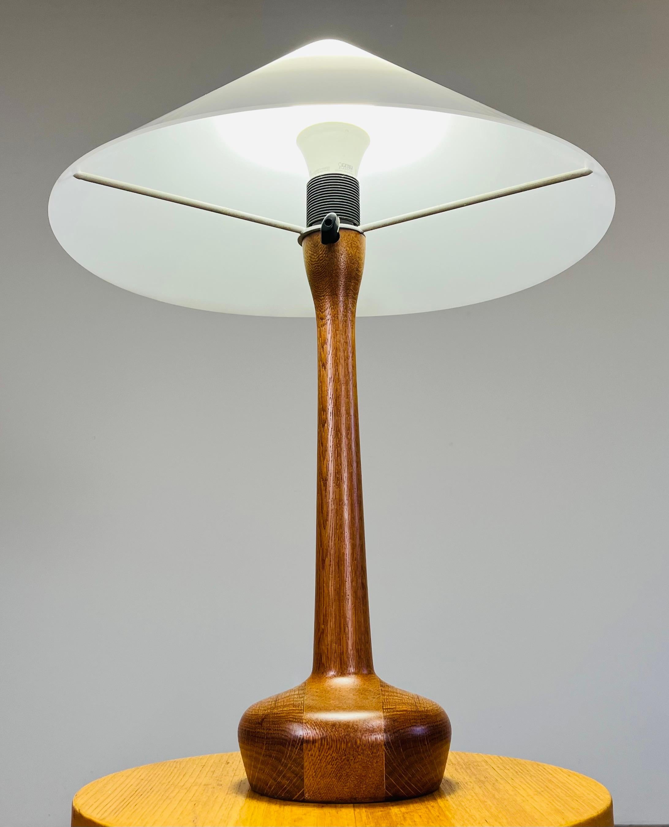 Tourné Lampe de table par Uno & Östen Kristiansson pour Luxus Vittsjö -Suède 1960s en vente